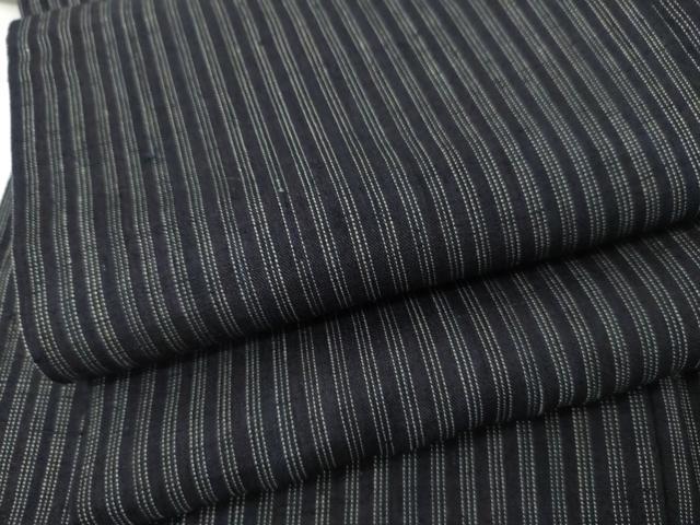 ■■■　サイズ　■■■ 身丈 138.5cm（肩から） 裄丈 65.5cm 袖丈 49.5cm　縫込み 3cm 袖幅 33cm 前幅 28.5cm 後幅 32cm 着物縫いこみ 内揚げ 1.5cm 裄 お袖側 約2cm　身頃側 約2.5cm ■■■　商品詳細　■■■ 【正絹】 状態は特に目立ったシミ汚れなどもなく大変良い状態です。 大変上質な逸品になります。 お安く出品致しますので、是非この機会にいかがでしょうか？ ■■■　注意事項　■■■ ■モニター発色の具合により色合いが異なる場合がございます。 ■寸法は多少の誤差が生じる場合がございますのでご了承ください。 ■縫込みの長さが左右非対称の場合は短い部分を記載しております。 左右非対称であってもご返品・お値引き等の保証は出来かねますので、ご了承の上ご購入をお願い致します。 ■シミ等のチェックには注意を払っておりますが、見落としがある場合もございますし、個人の見解も様々ですので神経質な方のご購入はお控えください。 ■箪笥に入っておりました着物や帯なので畳みシワや匂いがあるものもございます。 ■お休みは基本的に土日祝となりますが、その他臨時でお休みする場合がございますのでご了承ください。 ■商品の発送は平日のみの発送となります。 ■夜間と土曜、日曜日はお問い合わせの回答が遅れる場合がございます。 ■当店では、お直し、紋入れ、お手入れ等は承っておりません。 ■生地の状態（ヤケ、経年劣化等）によってはサイズ直しが出来ない場合がございます。 その点もどうかご了承のうえ、ご購入をお願いいたします。 ■弊社で取り扱う商品は一点ものにつき、時期や在庫状況に応じて金額が変更となる場合がございます。 ■検針は行っておりません。予めご了承いただきますようお願いいたします。 ■【洗える着物】と記載のある商品におきましては、商品お届け後に洗濯を行ってしまってからのご返品にはご対応しかねます。 念の為、専門店でのお手入れをお願いいたします。 ■写真に写っている物が全てになります。それ以外の付属品はございませんのでご了承ください。 ■状態に関する写真につきましては、掲載可能な写真枚数に限りがあるため、各箇所につき1枚参考画像を掲載しております。 ■着物のサイズ目安は下記を参考ください↓ ＜女性着物＞　お端折り次第で＋5cm　−1cmが着用可能サイズ 　例）身丈170cmの場合、身長160cm〜175cm ＜男性着物＞　身丈＋約25cm〜27cm程が適応身長 　例）身丈155cmの場合、身長180〜182cm