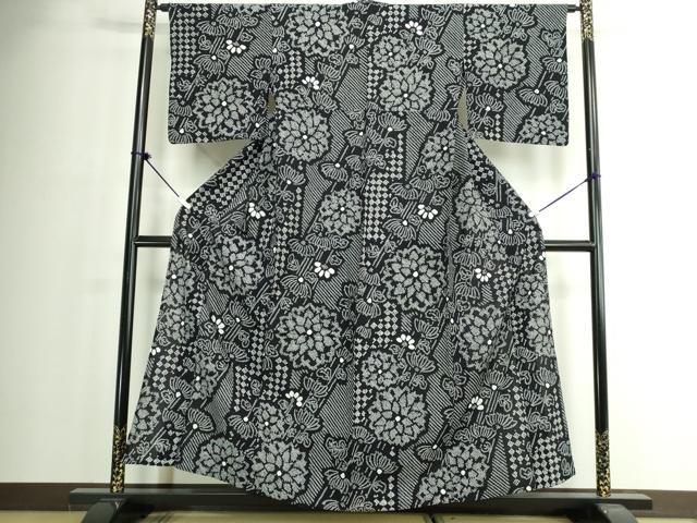 ■■■　サイズ　■■■ 身丈 156cm（肩から） 裄丈 64cm 袖丈 47cm　縫込み 3cm 袖幅 33cm 前幅 25.5cm 後幅 31cm 着物縫いこみ 内揚げ 0cm 裄 お袖側 約1.5cm　身頃側 約4.5cm ■■■　商品詳細　■■■ 【綿麻】 状態は特に目立ったシミ汚れなどもなく大変良い状態です。 人気の高い“有松鳴海絞り”の浴衣でございます。 “鳴海絞り”ならではの表情を生み出す立体感と 淡いぼかしで息を吹き込まれ、 今にも動き出しそうな迫力を放っております。 夏祭りや花火大会、これから増えるイベントに連れ立って、 より夏をお楽しみ下さいませ。 大変上質な逸品になります。 お安く出品致しますので、是非この機会にいかがでしょうか？ ■■■　注意事項　■■■ ■モニター発色の具合により色合いが異なる場合がございます。 ■寸法は多少の誤差が生じる場合がございますのでご了承ください。 ■縫込みの長さが左右非対称の場合は短い部分を記載しております。 左右非対称であってもご返品・お値引き等の保証は出来かねますので、ご了承の上ご購入をお願い致します。 ■シミ等のチェックには注意を払っておりますが、見落としがある場合もございますし、個人の見解も様々ですので神経質な方のご購入はお控えください。 ■箪笥に入っておりました着物や帯なので畳みシワや匂いがあるものもございます。 ■お休みは基本的に土日祝となりますが、その他臨時でお休みする場合がございますのでご了承ください。 ■商品の発送は平日のみの発送となります。 ■夜間と土曜、日曜日はお問い合わせの回答が遅れる場合がございます。 ■当店では、お直し、紋入れ、お手入れ等は承っておりません。 ■生地の状態（ヤケ、経年劣化等）によってはサイズ直しが出来ない場合がございます。 その点もどうかご了承のうえ、ご購入をお願いいたします。 ■弊社で取り扱う商品は一点ものにつき、時期や在庫状況に応じて金額が変更となる場合がございます。 ■検針は行っておりません。予めご了承いただきますようお願いいたします。 ■【洗える着物】と記載のある商品におきましては、商品お届け後に洗濯を行ってしまってからのご返品にはご対応しかねます。 念の為、専門店でのお手入れをお願いいたします。 ■写真に写っている物が全てになります。それ以外の付属品はございませんのでご了承ください。 ■状態に関する写真につきましては、掲載可能な写真枚数に限りがあるため、各箇所につき1枚参考画像を掲載しております。 ■着物のサイズ目安は下記を参考ください↓ ＜女性着物＞　お端折り次第で＋5cm　−1cmが着用可能サイズ 　例）身丈170cmの場合、身長160cm〜175cm ＜男性着物＞　身丈＋約25cm〜27cm程が適応身長 　例）身丈155cmの場合、身長180〜182cm