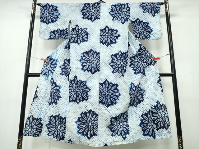 ■■■　サイズ　■■■ 身丈 145cm（肩から） 裄丈 64.5cm 袖丈 43cm　縫込み 2.5cm 袖幅 32.5cm 前幅 24.5cm 後幅 30cm 着物縫いこみ 内揚げ 0cm 裄 お袖側 約0cm　身頃側 約0cm ■■■　商品詳細　■■■ 【綿】 状態は接写画像のように表地所々に薄いシミ・変色がございます。 人気の高い“有松鳴海絞り”の浴衣でございます。 “鳴海絞り”ならではの表情を生み出す立体感と 淡いぼかしで息を吹き込まれ、 今にも動き出しそうな迫力を放っております。 夏祭りや花火大会、これから増えるイベントに連れ立って、 より夏をお楽しみ下さいませ。 大変上質な逸品になりますのでぜひお手入れをされてお召しになられてはいかがでしょうか。 お安く出品致しますので、是非この機会にいかがでしょうか？ ■■■　注意事項　■■■ ■モニター発色の具合により色合いが異なる場合がございます。 ■寸法は多少の誤差が生じる場合がございますのでご了承ください。 ■縫込みの長さが左右非対称の場合は短い部分を記載しております。 左右非対称であってもご返品・お値引き等の保証は出来かねますので、ご了承の上ご購入をお願い致します。 ■シミ等のチェックには注意を払っておりますが、見落としがある場合もございますし、個人の見解も様々ですので神経質な方のご購入はお控えください。 ■箪笥に入っておりました着物や帯なので畳みシワや匂いがあるものもございます。 ■お休みは基本的に土日祝となりますが、その他臨時でお休みする場合がございますのでご了承ください。 ■商品の発送は平日のみの発送となります。 ■夜間と土曜、日曜日はお問い合わせの回答が遅れる場合がございます。 ■当店では、お直し、紋入れ、お手入れ等は承っておりません。 ■生地の状態（ヤケ、経年劣化等）によってはサイズ直しが出来ない場合がございます。 その点もどうかご了承のうえ、ご購入をお願いいたします。 ■弊社で取り扱う商品は一点ものにつき、時期や在庫状況に応じて金額が変更となる場合がございます。 ■検針は行っておりません。予めご了承いただきますようお願いいたします。 ■【洗える着物】と記載のある商品におきましては、商品お届け後に洗濯を行ってしまってからのご返品にはご対応しかねます。 念の為、専門店でのお手入れをお願いいたします。 ■写真に写っている物が全てになります。それ以外の付属品はございませんのでご了承ください。 ■状態に関する写真につきましては、掲載可能な写真枚数に限りがあるため、各箇所につき1枚参考画像を掲載しております。 ■着物のサイズ目安は下記を参考ください↓ ＜女性着物＞　お端折り次第で＋5cm　−1cmが着用可能サイズ 　例）身丈170cmの場合、身長160cm〜175cm ＜男性着物＞　身丈＋約25cm〜27cm程が適応身長 　例）身丈155cmの場合、身長180〜182cm