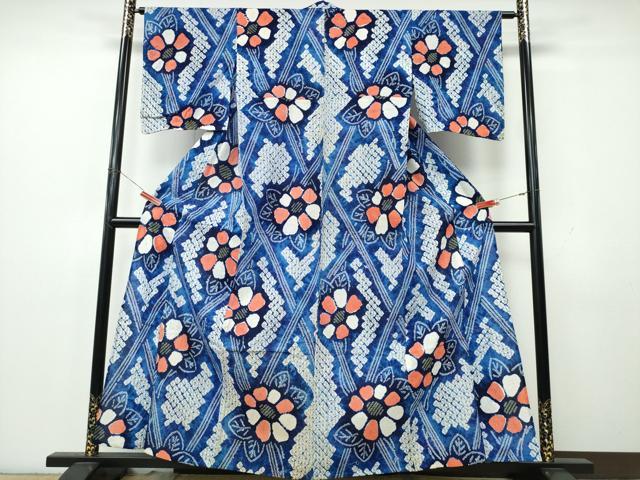 ■■■　サイズ　■■■ 身丈 160cm（肩から） 裄丈 64.5cm 袖丈 48cm　縫込み 2.5cm 袖幅 33.5cm 前幅 23.5cm 後幅 31.5cm 着物縫いこみ 内揚げ 0cm 裄 お袖側 約2cm　身頃側 約1cm ■■■　商品詳細　■■■ 【綿】 状態は接写画像のように表地所々に薄いシミ・ヤケがございます。 人気の高い“有松鳴海絞り”の浴衣でございます。 “鳴海絞り”ならではの表情を生み出す立体感と 淡いぼかしで息を吹き込まれ、 今にも動き出しそうな迫力を放っております。 夏祭りや花火大会、これから増えるイベントに連れ立って、 より夏をお楽しみ下さいませ。 大変上質な逸品になりますのでぜひお手入れをされてお召しになられてはいかがでしょうか。 お安く出品致しますので、是非この機会にいかがでしょうか？ ■■■　注意事項　■■■ ■モニター発色の具合により色合いが異なる場合がございます。 ■寸法は多少の誤差が生じる場合がございますのでご了承ください。 ■縫込みの長さが左右非対称の場合は短い部分を記載しております。 左右非対称であってもご返品・お値引き等の保証は出来かねますので、ご了承の上ご購入をお願い致します。 ■シミ等のチェックには注意を払っておりますが、見落としがある場合もございますし、個人の見解も様々ですので神経質な方のご購入はお控えください。 ■箪笥に入っておりました着物や帯なので畳みシワや匂いがあるものもございます。 ■お休みは基本的に土日祝となりますが、その他臨時でお休みする場合がございますのでご了承ください。 ■商品の発送は平日のみの発送となります。 ■夜間と土曜、日曜日はお問い合わせの回答が遅れる場合がございます。 ■当店では、お直し、紋入れ、お手入れ等は承っておりません。 ■生地の状態（ヤケ、経年劣化等）によってはサイズ直しが出来ない場合がございます。 その点もどうかご了承のうえ、ご購入をお願いいたします。 ■弊社で取り扱う商品は一点ものにつき、時期や在庫状況に応じて金額が変更となる場合がございます。 ■検針は行っておりません。予めご了承いただきますようお願いいたします。 ■【洗える着物】と記載のある商品におきましては、商品お届け後に洗濯を行ってしまってからのご返品にはご対応しかねます。 念の為、専門店でのお手入れをお願いいたします。 ■写真に写っている物が全てになります。それ以外の付属品はございませんのでご了承ください。 ■状態に関する写真につきましては、掲載可能な写真枚数に限りがあるため、各箇所につき1枚参考画像を掲載しております。 ■着物のサイズ目安は下記を参考ください↓ ＜女性着物＞　お端折り次第で＋5cm　−1cmが着用可能サイズ 　例）身丈170cmの場合、身長160cm〜175cm ＜男性着物＞　身丈＋約25cm〜27cm程が適応身長 　例）身丈155cmの場合、身長180〜182cm