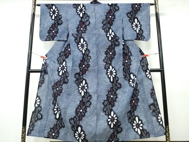 ■■■　サイズ　■■■ 身丈 153.5cm（肩から） 裄丈 63.5cm 袖丈 46cm　縫込み 1.5cm 袖幅 32cm 前幅 23.5cm 後幅 30.5cm 着物縫いこみ 内揚げ 0cm 裄 お袖側 約1cm　身頃側 約0cm ■■■　商品詳細　■■■ 【綿】 状態は接写画像のように衽・上前・後身頃・右袖後・衿裏に薄いシミがございますが その他特に目立ったシミ汚れなどもなく大変良い状態です。 人気の高い“有松鳴海絞り”の浴衣でございます。 “鳴海絞り”ならではの表情を生み出す立体感と 淡いぼかしで息を吹き込まれ、 今にも動き出しそうな迫力を放っております。 夏祭りや花火大会、これから増えるイベントに連れ立って、 より夏をお楽しみ下さいませ。 大変上質な逸品になりますのでぜひお手入れをされてお召しになられてはいかがでしょうか。 お安く出品致しますので、是非この機会にいかがでしょうか？ ■■■　注意事項　■■■ ■モニター発色の具合により色合いが異なる場合がございます。 ■寸法は多少の誤差が生じる場合がございますのでご了承ください。 ■縫込みの長さが左右非対称の場合は短い部分を記載しております。 左右非対称であってもご返品・お値引き等の保証は出来かねますので、ご了承の上ご購入をお願い致します。 ■シミ等のチェックには注意を払っておりますが、見落としがある場合もございますし、個人の見解も様々ですので神経質な方のご購入はお控えください。 ■箪笥に入っておりました着物や帯なので畳みシワや匂いがあるものもございます。 ■お休みは基本的に土日祝となりますが、その他臨時でお休みする場合がございますのでご了承ください。 ■商品の発送は平日のみの発送となります。 ■夜間と土曜、日曜日はお問い合わせの回答が遅れる場合がございます。 ■当店では、お直し、紋入れ、お手入れ等は承っておりません。 ■生地の状態（ヤケ、経年劣化等）によってはサイズ直しが出来ない場合がございます。 その点もどうかご了承のうえ、ご購入をお願いいたします。 ■弊社で取り扱う商品は一点ものにつき、時期や在庫状況に応じて金額が変更となる場合がございます。 ■検針は行っておりません。予めご了承いただきますようお願いいたします。 ■【洗える着物】と記載のある商品におきましては、商品お届け後に洗濯を行ってしまってからのご返品にはご対応しかねます。 念の為、専門店でのお手入れをお願いいたします。 ■写真に写っている物が全てになります。それ以外の付属品はございませんのでご了承ください。 ■状態に関する写真につきましては、掲載可能な写真枚数に限りがあるため、各箇所につき1枚参考画像を掲載しております。 ■着物のサイズ目安は下記を参考ください↓ ＜女性着物＞　お端折り次第で＋5cm　−1cmが着用可能サイズ 　例）身丈170cmの場合、身長160cm〜175cm ＜男性着物＞　身丈＋約25cm〜27cm程が適応身長 　例）身丈155cmの場合、身長180〜182cm