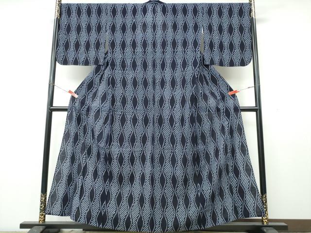 ■■■　サイズ　■■■ 身丈 158cm（肩から） 裄丈 68.5cm 袖丈 48cm　縫込み 7cm 袖幅 34cm 前幅 25.5cm 後幅 31.5cm 着物縫いこみ 内揚げ 3cm 裄 お袖側 約2.5cm　身頃側 約1cm ■■■　商品詳細　■■■ 【綿】 状態は接写画像のように上前に薄いシミがございますが その他特に目立ったシミ汚れなどもなく大変良い状態です。 人気の高い“有松鳴海絞り”の浴衣でございます。 “鳴海絞り”ならではの表情を生み出す立体感と 淡いぼかしで息を吹き込まれ、 今にも動き出しそうな迫力を放っております。 夏祭りや花火大会、これから増えるイベントに連れ立って、 より夏をお楽しみ下さいませ。 大変上質な逸品になります。 お安く出品致しますので、是非この機会にいかがでしょうか？ ■■■　注意事項　■■■ ■モニター発色の具合により色合いが異なる場合がございます。 ■寸法は多少の誤差が生じる場合がございますのでご了承ください。 ■縫込みの長さが左右非対称の場合は短い部分を記載しております。 左右非対称であってもご返品・お値引き等の保証は出来かねますので、ご了承の上ご購入をお願い致します。 ■シミ等のチェックには注意を払っておりますが、見落としがある場合もございますし、個人の見解も様々ですので神経質な方のご購入はお控えください。 ■箪笥に入っておりました着物や帯なので畳みシワや匂いがあるものもございます。 ■お休みは基本的に土日祝となりますが、その他臨時でお休みする場合がございますのでご了承ください。 ■商品の発送は平日のみの発送となります。 ■夜間と土曜、日曜日はお問い合わせの回答が遅れる場合がございます。 ■当店では、お直し、紋入れ、お手入れ等は承っておりません。 ■生地の状態（ヤケ、経年劣化等）によってはサイズ直しが出来ない場合がございます。 その点もどうかご了承のうえ、ご購入をお願いいたします。 ■弊社で取り扱う商品は一点ものにつき、時期や在庫状況に応じて金額が変更となる場合がございます。 ■検針は行っておりません。予めご了承いただきますようお願いいたします。 ■【洗える着物】と記載のある商品におきましては、商品お届け後に洗濯を行ってしまってからのご返品にはご対応しかねます。 念の為、専門店でのお手入れをお願いいたします。 ■写真に写っている物が全てになります。それ以外の付属品はございませんのでご了承ください。 ■状態に関する写真につきましては、掲載可能な写真枚数に限りがあるため、各箇所につき1枚参考画像を掲載しております。 ■着物のサイズ目安は下記を参考ください↓ ＜女性着物＞　お端折り次第で＋5cm　−1cmが着用可能サイズ 　例）身丈170cmの場合、身長160cm〜175cm ＜男性着物＞　身丈＋約25cm〜27cm程が適応身長 　例）身丈155cmの場合、身長180〜182cm