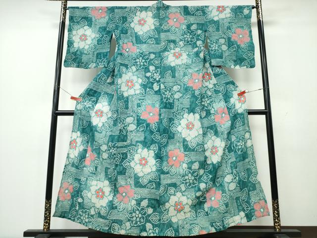 ■■■　サイズ　■■■ 身丈 156cm（肩から） 裄丈 66.5cm 袖丈 48cm　縫込み 3.5cm 袖幅 34cm 前幅 25cm 後幅 31.5cm 着物縫いこみ 内揚げ 0cm 裄 お袖側 約2cm　身頃側 約2cm ■■■　商品詳細　■■■ 【綿】 状態は接写画像のように上前肩山付近・後身頃・左袖に薄いシミ、左袖後に点穴がございますが その他特に目立ったシミ汚れなどもなく大変良い状態です。 人気の高い“有松鳴海絞り”の浴衣でございます。 “鳴海絞り”ならではの表情を生み出す立体感と 淡いぼかしで息を吹き込まれ、 今にも動き出しそうな迫力を放っております。 夏祭りや花火大会、これから増えるイベントに連れ立って、 より夏をお楽しみ下さいませ。 大変上質な逸品になりますのでぜひお手入れをされてお召しになられてはいかがでしょうか。 お安く出品致しますので、是非この機会にいかがでしょうか？ ■■■　注意事項　■■■ ■モニター発色の具合により色合いが異なる場合がございます。 ■寸法は多少の誤差が生じる場合がございますのでご了承ください。 ■縫込みの長さが左右非対称の場合は短い部分を記載しております。 左右非対称であってもご返品・お値引き等の保証は出来かねますので、ご了承の上ご購入をお願い致します。 ■シミ等のチェックには注意を払っておりますが、見落としがある場合もございますし、個人の見解も様々ですので神経質な方のご購入はお控えください。 ■箪笥に入っておりました着物や帯なので畳みシワや匂いがあるものもございます。 ■お休みは基本的に土日祝となりますが、その他臨時でお休みする場合がございますのでご了承ください。 ■商品の発送は平日のみの発送となります。 ■夜間と土曜、日曜日はお問い合わせの回答が遅れる場合がございます。 ■当店では、お直し、紋入れ、お手入れ等は承っておりません。 ■生地の状態（ヤケ、経年劣化等）によってはサイズ直しが出来ない場合がございます。 その点もどうかご了承のうえ、ご購入をお願いいたします。 ■弊社で取り扱う商品は一点ものにつき、時期や在庫状況に応じて金額が変更となる場合がございます。 ■検針は行っておりません。予めご了承いただきますようお願いいたします。 ■【洗える着物】と記載のある商品におきましては、商品お届け後に洗濯を行ってしまってからのご返品にはご対応しかねます。 念の為、専門店でのお手入れをお願いいたします。 ■写真に写っている物が全てになります。それ以外の付属品はございませんのでご了承ください。 ■状態に関する写真につきましては、掲載可能な写真枚数に限りがあるため、各箇所につき1枚参考画像を掲載しております。 ■着物のサイズ目安は下記を参考ください↓ ＜女性着物＞　お端折り次第で＋5cm　−1cmが着用可能サイズ 　例）身丈170cmの場合、身長160cm〜175cm ＜男性着物＞　身丈＋約25cm〜27cm程が適応身長 　例）身丈155cmの場合、身長180〜182cm