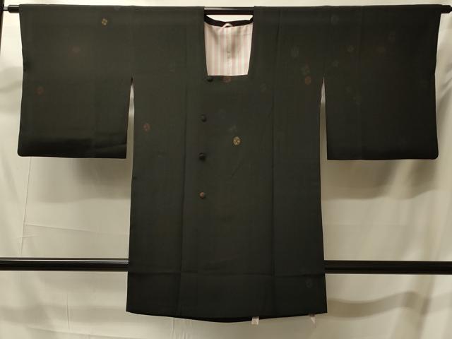 ■■■　サイズ　■■■ 身丈 90cm（肩から） 裄丈 64cm 袖丈 47cm　縫込み 4cm 袖幅 32.5cm 前幅 20.5cm 後幅 29.5cm 裄 お袖側 約1.5cm　身頃側 約2cm ■■■　商品詳細　■■■ 【正絹】 状態は特に目立ったシミ汚れなどもなく大変良い状態です。 大変上質な逸品になります。 お安く出品致しますので、是非この機会にいかがでしょうか？ ■■■　注意事項　■■■ ■モニター発色の具合により色合いが異なる場合がございます。 ■寸法は多少の誤差が生じる場合がございますのでご了承ください。 ■縫込みの長さが左右非対称の場合は短い部分を記載しております。 左右非対称であってもご返品・お値引き等の保証は出来かねますので、ご了承の上ご購入をお願い致します。 ■シミ等のチェックには注意を払っておりますが、見落としがある場合もございますし、個人の見解も様々ですので神経質な方のご購入はお控えください。 ■箪笥に入っておりました着物や帯なので畳みシワや匂いがあるものもございます。 ■お休みは基本的に土日祝となりますが、その他臨時でお休みする場合がございますのでご了承ください。 ■商品の発送は平日のみの発送となります。 ■夜間と土曜、日曜日はお問い合わせの回答が遅れる場合がございます。 ■当店では、お直し、紋入れ、お手入れ等は承っておりません。 ■生地の状態（ヤケ、経年劣化等）によってはサイズ直しが出来ない場合がございます。 その点もどうかご了承のうえ、ご購入をお願いいたします。 ■弊社で取り扱う商品は一点ものにつき、時期や在庫状況に応じて金額が変更となる場合がございます。 ■検針は行っておりません。予めご了承いただきますようお願いいたします。 ■【洗える着物】と記載のある商品におきましては、商品お届け後に洗濯を行ってしまってからのご返品にはご対応しかねます。 念の為、専門店でのお手入れをお願いいたします。 ■写真に写っている物が全てになります。それ以外の付属品はございませんのでご了承ください。 ■状態に関する写真につきましては、掲載可能な写真枚数に限りがあるため、各箇所につき1枚参考画像を掲載しております。 ■着物のサイズ目安は下記を参考ください↓ ＜女性着物＞　お端折り次第で＋5cm　−1cmが着用可能サイズ 　例）身丈170cmの場合、身長160cm〜175cm ＜男性着物＞　身丈＋約25cm〜27cm程が適応身長 　例）身丈155cmの場合、身長180〜182cm