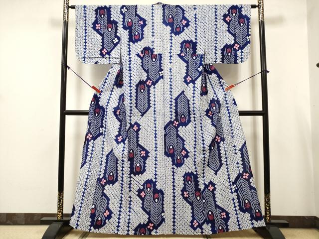 ■■■　サイズ　■■■ 身丈 163.5cm（肩から） 裄丈 64.5cm 袖丈 45cm　縫込み 1.5cm 袖幅 32.5cm 前幅 24.5cm 後幅 29.5cm 着物縫いこみ 内揚げ 0cm 裄 お袖側 約1.5cm　身頃側 約1cm ■■■　商品詳細　■■■ 【綿】 状態は接写画像のように 衿・両袖前後に色移り、下前・下前おくみ・衿裏に薄い汚れがございますが その他特に目立ったシミ汚れなどもなく大変良い状態です。 人気の高い“有松鳴海絞り”の浴衣でございます。 “鳴海絞り”ならではの表情を生み出す立体感と 淡いぼかしで息を吹き込まれ、 今にも動き出しそうな迫力を放っております。 夏祭りや花火大会、これから増えるイベントに連れ立って、 より夏をお楽しみ下さいませ。 大変上質な逸品になります。 お安く出品致しますので、是非この機会にいかがでしょうか？ ■■■　注意事項　■■■ ■モニター発色の具合により色合いが異なる場合がございます。 ■寸法は多少の誤差が生じる場合がございますのでご了承ください。 ■縫込みの長さが左右非対称の場合は短い部分を記載しております。 左右非対称であってもご返品・お値引き等の保証は出来かねますので、ご了承の上ご購入をお願い致します。 ■シミ等のチェックには注意を払っておりますが、見落としがある場合もございますし、個人の見解も様々ですので神経質な方のご購入はお控えください。 ■箪笥に入っておりました着物や帯なので畳みシワや匂いがあるものもございます。 ■お休みは基本的に土日祝となりますが、その他臨時でお休みする場合がございますのでご了承ください。 ■商品の発送は平日のみの発送となります。 ■夜間と土曜、日曜日はお問い合わせの回答が遅れる場合がございます。 ■当店では、お直し、紋入れ、お手入れ等は承っておりません。 ■生地の状態（ヤケ、経年劣化等）によってはサイズ直しが出来ない場合がございます。 その点もどうかご了承のうえ、ご購入をお願いいたします。 ■弊社で取り扱う商品は一点ものにつき、時期や在庫状況に応じて金額が変更となる場合がございます。 ■検針は行っておりません。予めご了承いただきますようお願いいたします。 ■【洗える着物】と記載のある商品におきましては、商品お届け後に洗濯を行ってしまってからのご返品にはご対応しかねます。 念の為、専門店でのお手入れをお願いいたします。 ■写真に写っている物が全てになります。それ以外の付属品はございませんのでご了承ください。 ■状態に関する写真につきましては、掲載可能な写真枚数に限りがあるため、各箇所につき1枚参考画像を掲載しております。 ■着物のサイズ目安は下記を参考ください↓ ＜女性着物＞　お端折り次第で＋5cm　−1cmが着用可能サイズ 　例）身丈170cmの場合、身長160cm〜175cm ＜男性着物＞　身丈＋約25cm〜27cm程が適応身長 　例）身丈155cmの場合、身長180〜182cm