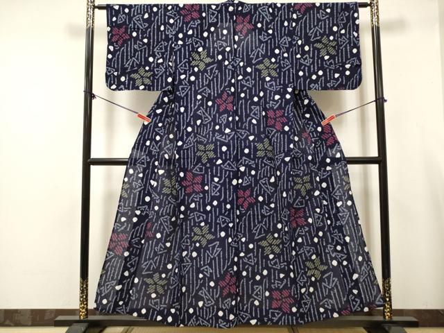 ■■■　サイズ　■■■ 身丈 154.5cm（肩から） 裄丈 64.5cm 袖丈 45.5cm　縫込み 3.5cm 袖幅 33cm 前幅 24cm 後幅 31cm 着物縫いこみ 内揚げ 0cm 裄 お袖側 約1.5cm　身頃側 約2cm ■■■　商品詳細　■■■ 【綿】 状態は接写画像のように衿に薄い汚れがございますが その他特に目立ったシミ汚れなどもなく大変良い状態です。 人気の高い“有松鳴海絞り”の浴衣でございます。 “鳴海絞り”ならではの表情を生み出す立体感と 淡いぼかしで息を吹き込まれ、 今にも動き出しそうな迫力を放っております。 夏祭りや花火大会、これから増えるイベントに連れ立って、 より夏をお楽しみ下さいませ。 大変上質な逸品になります。 お安く出品致しますので、是非この機会にいかがでしょうか？ ■■■　注意事項　■■■ ■モニター発色の具合により色合いが異なる場合がございます。 ■寸法は多少の誤差が生じる場合がございますのでご了承ください。 ■縫込みの長さが左右非対称の場合は短い部分を記載しております。 左右非対称であってもご返品・お値引き等の保証は出来かねますので、ご了承の上ご購入をお願い致します。 ■シミ等のチェックには注意を払っておりますが、見落としがある場合もございますし、個人の見解も様々ですので神経質な方のご購入はお控えください。 ■箪笥に入っておりました着物や帯なので畳みシワや匂いがあるものもございます。 ■お休みは基本的に土日祝となりますが、その他臨時でお休みする場合がございますのでご了承ください。 ■商品の発送は平日のみの発送となります。 ■夜間と土曜、日曜日はお問い合わせの回答が遅れる場合がございます。 ■当店では、お直し、紋入れ、お手入れ等は承っておりません。 ■生地の状態（ヤケ、経年劣化等）によってはサイズ直しが出来ない場合がございます。 その点もどうかご了承のうえ、ご購入をお願いいたします。 ■弊社で取り扱う商品は一点ものにつき、時期や在庫状況に応じて金額が変更となる場合がございます。 ■検針は行っておりません。予めご了承いただきますようお願いいたします。 ■【洗える着物】と記載のある商品におきましては、商品お届け後に洗濯を行ってしまってからのご返品にはご対応しかねます。 念の為、専門店でのお手入れをお願いいたします。 ■写真に写っている物が全てになります。それ以外の付属品はございませんのでご了承ください。 ■状態に関する写真につきましては、掲載可能な写真枚数に限りがあるため、各箇所につき1枚参考画像を掲載しております。 ■着物のサイズ目安は下記を参考ください↓ ＜女性着物＞　お端折り次第で＋5cm　−1cmが着用可能サイズ 　例）身丈170cmの場合、身長160cm〜175cm ＜男性着物＞　身丈＋約25cm〜27cm程が適応身長 　例）身丈155cmの場合、身長180〜182cm