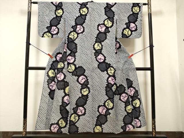 ■■■　サイズ　■■■ 身丈 152.5cm（肩から） 裄丈 63.5cm 袖丈 44cm　縫込み 3cm 袖幅 32cm 前幅 24cm 後幅 29.5cm 着物縫いこみ 内揚げ 0cm 裄 お袖側 約1cm　身頃側 約1cm ■■■　商品詳細　■■■ 【綿】 状態は接写画像のように両袖前後に色移り、 表地所々・裏面に薄いアク汚れがございます。 人気の高い“有松鳴海絞り”の浴衣でございます。 “鳴海絞り”ならではの表情を生み出す立体感と 淡いぼかしで息を吹き込まれ、 今にも動き出しそうな迫力を放っております。 夏祭りや花火大会、これから増えるイベントに連れ立って、 より夏をお楽しみ下さいませ。 大変上質な逸品になりますので 気になる方はお手入れをされてお召しになられてはいかがでしょうか。 お安く出品致しますので、是非この機会にいかがでしょうか？ ※画像ではお色が出づらかったのですが、両袖の色移りは団扇の色が移っています。 ※有松鳴海絞り特有の薄いアクが数ヶ所程ございますが着用には問題ございません。 ■■■　注意事項　■■■ ■モニター発色の具合により色合いが異なる場合がございます。 ■寸法は多少の誤差が生じる場合がございますのでご了承ください。 ■縫込みの長さが左右非対称の場合は短い部分を記載しております。 左右非対称であってもご返品・お値引き等の保証は出来かねますので、ご了承の上ご購入をお願い致します。 ■シミ等のチェックには注意を払っておりますが、見落としがある場合もございますし、個人の見解も様々ですので神経質な方のご購入はお控えください。 ■箪笥に入っておりました着物や帯なので畳みシワや匂いがあるものもございます。 ■お休みは基本的に土日祝となりますが、その他臨時でお休みする場合がございますのでご了承ください。 ■商品の発送は平日のみの発送となります。 ■夜間と土曜、日曜日はお問い合わせの回答が遅れる場合がございます。 ■当店では、お直し、紋入れ、お手入れ等は承っておりません。 ■生地の状態（ヤケ、経年劣化等）によってはサイズ直しが出来ない場合がございます。 その点もどうかご了承のうえ、ご購入をお願いいたします。 ■弊社で取り扱う商品は一点ものにつき、時期や在庫状況に応じて金額が変更となる場合がございます。 ■検針は行っておりません。予めご了承いただきますようお願いいたします。 ■【洗える着物】と記載のある商品におきましては、商品お届け後に洗濯を行ってしまってからのご返品にはご対応しかねます。 念の為、専門店でのお手入れをお願いいたします。 ■写真に写っている物が全てになります。それ以外の付属品はございませんのでご了承ください。 ■状態に関する写真につきましては、掲載可能な写真枚数に限りがあるため、各箇所につき1枚参考画像を掲載しております。 ■着物のサイズ目安は下記を参考ください↓ ＜女性着物＞　お端折り次第で＋5cm　−1cmが着用可能サイズ 　例）身丈170cmの場合、身長160cm〜175cm ＜男性着物＞　身丈＋約25cm〜27cm程が適応身長 　例）身丈155cmの場合、身長180〜182cm