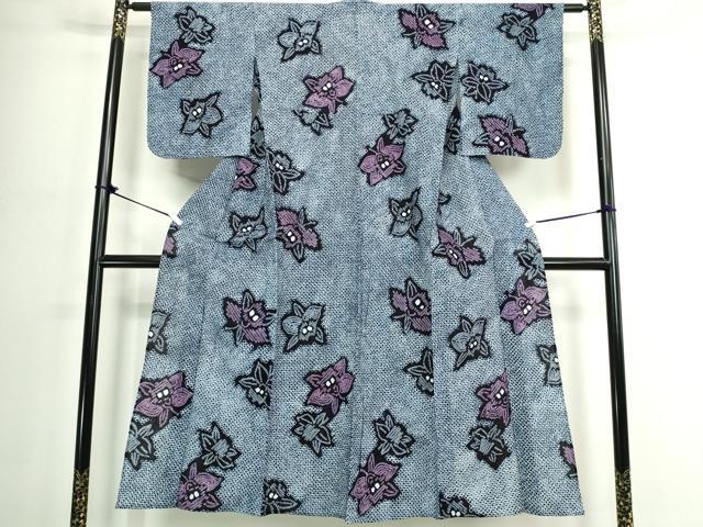 ■■■　サイズ　■■■ 身丈 148cm（肩から） 裄丈 60.5cm 袖丈 49.5cm　縫込み 2.5cm 袖幅 30cm 前幅 24cm 後幅 28.5cm 着物縫いこみ 内揚げ 0cm 裄 お袖側 約0cm　身頃側 約1.5cm ■■■　商品詳細　■■■ 【綿】 状態は接写画像のように両袖前後・衿に薄い汚れがございますが その他特に目立ったシミ汚れなどもなく大変良い状態です。 人気の高い“有松鳴海絞り”の浴衣でございます。 “鳴海絞り”ならではの表情を生み出す立体感と 淡いぼかしで息を吹き込まれ、 今にも動き出しそうな迫力を放っております。 夏祭りや花火大会、これから増えるイベントに連れ立って、 より夏をお楽しみ下さいませ。 大変上質な逸品になります。 お安く出品致しますので、是非この機会にいかがでしょうか？ ■■■　注意事項　■■■ ■モニター発色の具合により色合いが異なる場合がございます。 ■寸法は多少の誤差が生じる場合がございますのでご了承ください。 ■縫込みの長さが左右非対称の場合は短い部分を記載しております。 左右非対称であってもご返品・お値引き等の保証は出来かねますので、ご了承の上ご購入をお願い致します。 ■シミ等のチェックには注意を払っておりますが、見落としがある場合もございますし、個人の見解も様々ですので神経質な方のご購入はお控えください。 ■箪笥に入っておりました着物や帯なので畳みシワや匂いがあるものもございます。 ■お休みは基本的に土日祝となりますが、その他臨時でお休みする場合がございますのでご了承ください。 ■商品の発送は平日のみの発送となります。 ■夜間と土曜、日曜日はお問い合わせの回答が遅れる場合がございます。 ■当店では、お直し、紋入れ、お手入れ等は承っておりません。 ■生地の状態（ヤケ、経年劣化等）によってはサイズ直しが出来ない場合がございます。 その点もどうかご了承のうえ、ご購入をお願いいたします。 ■弊社で取り扱う商品は一点ものにつき、時期や在庫状況に応じて金額が変更となる場合がございます。 ■検針は行っておりません。予めご了承いただきますようお願いいたします。 ■【洗える着物】と記載のある商品におきましては、商品お届け後に洗濯を行ってしまってからのご返品にはご対応しかねます。 念の為、専門店でのお手入れをお願いいたします。 ■写真に写っている物が全てになります。それ以外の付属品はございませんのでご了承ください。 ■状態に関する写真につきましては、掲載可能な写真枚数に限りがあるため、各箇所につき1枚参考画像を掲載しております。 ■着物のサイズ目安は下記を参考ください↓ ＜女性着物＞　お端折り次第で＋5cm　−1cmが着用可能サイズ 　例）身丈170cmの場合、身長160cm〜175cm ＜男性着物＞　身丈＋約25cm〜27cm程が適応身長 　例）身丈155cmの場合、身長180〜182cm