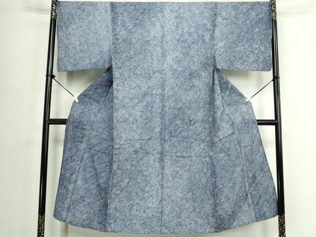 ■■■　サイズ　■■■ 身丈 145cm（肩から） 裄丈 69cm 袖丈 46.5cm　縫込み 3cm 袖幅 35cm 前幅 27cm 後幅 34cm 着物縫いこみ 内揚げ 5.5cm 裄 お袖側 約0cm　身頃側 約0cm ■■■　商品詳細　■■■ 【綿】 状態は接写画像のように上前・肩当てに薄い汚れがございますが その他特に目立ったシミ汚れなどもなく大変良い状態です。 人気の高い“有松鳴海絞り”の浴衣でございます。 “鳴海絞り”ならではの表情を生み出す立体感と 淡いぼかしで息を吹き込まれ、 今にも動き出しそうな迫力を放っております。 夏祭りや花火大会、これから増えるイベントに連れ立って、 より夏をお楽しみ下さいませ。 大変上質な逸品になります。 お安く出品致しますので、是非この機会にいかがでしょうか？ ※肩当てにペン書きがございます。 ■■■　注意事項　■■■ ■モニター発色の具合により色合いが異なる場合がございます。 ■寸法は多少の誤差が生じる場合がございますのでご了承ください。 ■縫込みの長さが左右非対称の場合は短い部分を記載しております。 左右非対称であってもご返品・お値引き等の保証は出来かねますので、ご了承の上ご購入をお願い致します。 ■シミ等のチェックには注意を払っておりますが、見落としがある場合もございますし、個人の見解も様々ですので神経質な方のご購入はお控えください。 ■箪笥に入っておりました着物や帯なので畳みシワや匂いがあるものもございます。 ■お休みは基本的に土日祝となりますが、その他臨時でお休みする場合がございますのでご了承ください。 ■商品の発送は平日のみの発送となります。 ■夜間と土曜、日曜日はお問い合わせの回答が遅れる場合がございます。 ■当店では、お直し、紋入れ、お手入れ等は承っておりません。 ■生地の状態（ヤケ、経年劣化等）によってはサイズ直しが出来ない場合がございます。 その点もどうかご了承のうえ、ご購入をお願いいたします。 ■弊社で取り扱う商品は一点ものにつき、時期や在庫状況に応じて金額が変更となる場合がございます。 ■検針は行っておりません。予めご了承いただきますようお願いいたします。 ■【洗える着物】と記載のある商品におきましては、商品お届け後に洗濯を行ってしまってからのご返品にはご対応しかねます。 念の為、専門店でのお手入れをお願いいたします。 ■写真に写っている物が全てになります。それ以外の付属品はございませんのでご了承ください。 ■状態に関する写真につきましては、掲載可能な写真枚数に限りがあるため、各箇所につき1枚参考画像を掲載しております。 ■着物のサイズ目安は下記を参考ください↓ ＜女性着物＞　お端折り次第で＋5cm　−1cmが着用可能サイズ 　例）身丈170cmの場合、身長160cm〜175cm ＜男性着物＞　身丈＋約25cm〜27cm程が適応身長 　例）身丈155cmの場合、身長180〜182cm
