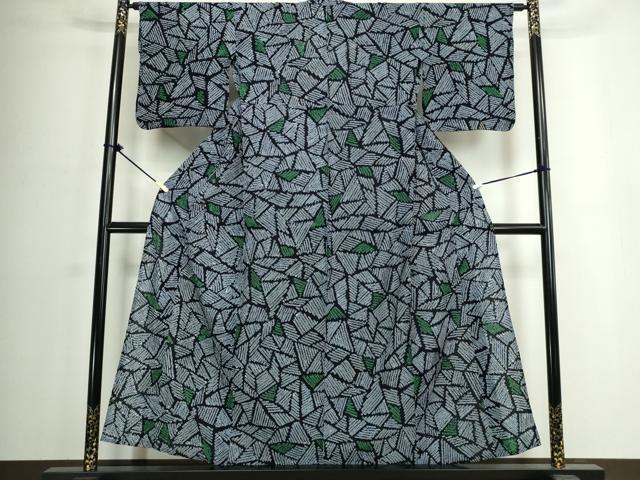 ■■■　サイズ　■■■ 身丈 154.5cm（肩から） 裄丈 64.5cm 袖丈 45cm　縫込み 2.5cm 袖幅 32cm 前幅 25cm 後幅 30cm 着物縫いこみ 内揚げ 0cm 裄 お袖側 約0cm　身頃側 約2cm ■■■　商品詳細　■■■ 【綿】 状態は接写画像のように上前おくみ・居敷当て・肩当て・右袖後・衿に薄い汚れがございますが その他特に目立ったシミ汚れなどもなく大変良い状態です。 人気の高い“有松鳴海絞り”の浴衣でございます。 “鳴海絞り”ならではの表情を生み出す立体感と 淡いぼかしで息を吹き込まれ、 今にも動き出しそうな迫力を放っております。 夏祭りや花火大会、これから増えるイベントに連れ立って、 より夏をお楽しみ下さいませ。 大変上質な逸品になります。 お安く出品致しますので、是非この機会にいかがでしょうか？ ■■■　注意事項　■■■ ■モニター発色の具合により色合いが異なる場合がございます。 ■寸法は多少の誤差が生じる場合がございますのでご了承ください。 ■縫込みの長さが左右非対称の場合は短い部分を記載しております。 左右非対称であってもご返品・お値引き等の保証は出来かねますので、ご了承の上ご購入をお願い致します。 ■シミ等のチェックには注意を払っておりますが、見落としがある場合もございますし、個人の見解も様々ですので神経質な方のご購入はお控えください。 ■箪笥に入っておりました着物や帯なので畳みシワや匂いがあるものもございます。 ■お休みは基本的に土日祝となりますが、その他臨時でお休みする場合がございますのでご了承ください。 ■商品の発送は平日のみの発送となります。 ■夜間と土曜、日曜日はお問い合わせの回答が遅れる場合がございます。 ■当店では、お直し、紋入れ、お手入れ等は承っておりません。 ■生地の状態（ヤケ、経年劣化等）によってはサイズ直しが出来ない場合がございます。 その点もどうかご了承のうえ、ご購入をお願いいたします。 ■弊社で取り扱う商品は一点ものにつき、時期や在庫状況に応じて金額が変更となる場合がございます。 ■検針は行っておりません。予めご了承いただきますようお願いいたします。 ■【洗える着物】と記載のある商品におきましては、商品お届け後に洗濯を行ってしまってからのご返品にはご対応しかねます。 念の為、専門店でのお手入れをお願いいたします。 ■写真に写っている物が全てになります。それ以外の付属品はございませんのでご了承ください。 ■状態に関する写真につきましては、掲載可能な写真枚数に限りがあるため、各箇所につき1枚参考画像を掲載しております。 ■着物のサイズ目安は下記を参考ください↓ ＜女性着物＞　お端折り次第で＋5cm　−1cmが着用可能サイズ 　例）身丈170cmの場合、身長160cm〜175cm ＜男性着物＞　身丈＋約25cm〜27cm程が適応身長 　例）身丈155cmの場合、身長180〜182cm