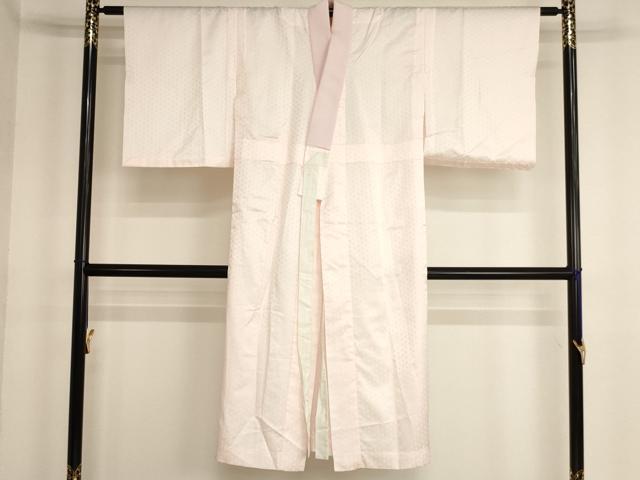 ■■■　サイズ　■■■ 【祝着】 身丈 130.5cm（肩から） 裄丈 63cm（肩上げ　0cm） 袖丈 47cm　縫込み 3cm 袖幅 33cm 前幅 27.5cm 後幅 30.5cm 着物縫いこみ 内揚げ 5.5cm （腰上げ　0cm） 裄 お袖側 約2.5cm　身頃側 約2.5cm ■■■　商品詳細　■■■ 長襦袢【化繊】の状態は接写画像のように左袖・衿山・衣紋抜き紐・上前おくみに汚れがございますが その他特に目立ったシミ汚れなどもなく大変良い状態です。 お安く出品致しますので、是非この機会にいかがでしょうか？ ※ご自身で洗濯された場合の保証はできかねます。専門店にご相談ください。 ■■■　注意事項　■■■ ■モニター発色の具合により色合いが異なる場合がございます。 ■寸法は多少の誤差が生じる場合がございますのでご了承ください。 ■縫込みの長さが左右非対称の場合は短い部分を記載しております。 左右非対称であってもご返品・お値引き等の保証は出来かねますので、ご了承の上ご購入をお願い致します。 ■シミ等のチェックには注意を払っておりますが、見落としがある場合もございますし、個人の見解も様々ですので神経質な方のご購入はお控えください。 ■箪笥に入っておりました着物や帯なので畳みシワや匂いがあるものもございます。 ■お休みは基本的に土日祝となりますが、その他臨時でお休みする場合がございますのでご了承ください。 ■商品の発送は平日のみの発送となります。 ■夜間と土曜、日曜日はお問い合わせの回答が遅れる場合がございます。 ■当店では、お直し、紋入れ、お手入れ等は承っておりません。 ■生地の状態（ヤケ、経年劣化等）によってはサイズ直しが出来ない場合がございます。 その点もどうかご了承のうえ、ご購入をお願いいたします。 ■弊社で取り扱う商品は一点ものにつき、時期や在庫状況に応じて金額が変更となる場合がございます。 ■検針は行っておりません。予めご了承いただきますようお願いいたします。 ■【洗える着物】と記載のある商品におきましては、商品お届け後に洗濯を行ってしまってからのご返品にはご対応しかねます。 念の為、専門店でのお手入れをお願いいたします。 ■写真に写っている物が全てになります。それ以外の付属品はございませんのでご了承ください。 ■状態に関する写真につきましては、掲載可能な写真枚数に限りがあるため、各箇所につき1枚参考画像を掲載しております。 ■着物のサイズ目安は下記を参考ください↓ ＜女性着物＞　お端折り次第で＋5cm　−1cmが着用可能サイズ 　例）身丈170cmの場合、身長160cm〜175cm ＜男性着物＞　身丈＋約25cm〜27cm程が適応身長 　例）身丈155cmの場合、身長180〜182cm