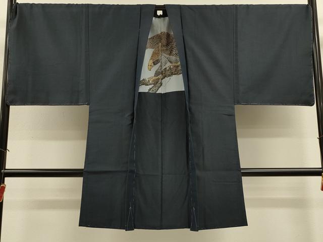 ■■■　サイズ　■■■ 身丈 99.5cm（肩から） 裄丈 72cm 袖丈 48cm　縫込み 4cm 袖幅 36.5cm 前幅 20.5cm 後幅 32.5cm 裄 お袖側 約4cm　身頃側 約5cm ■■■　商品詳細　■■■ 【正絹・未使用】 状態は接写画像のように羽裏に薄い汚れがございますが、 その他特に目立ったシミ汚れなどもなく大変良い状態です。 大変上質な逸品になります。 お安く出品致しますので、是非この機会にいかがでしょうか？ ■■■　注意事項　■■■ ■モニター発色の具合により色合いが異なる場合がございます。 ■寸法は多少の誤差が生じる場合がございますのでご了承ください。 ■縫込みの長さが左右非対称の場合は短い部分を記載しております。 左右非対称であってもご返品・お値引き等の保証は出来かねますので、ご了承の上ご購入をお願い致します。 ■シミ等のチェックには注意を払っておりますが、見落としがある場合もございますし、個人の見解も様々ですので神経質な方のご購入はお控えください。 ■箪笥に入っておりました着物や帯なので畳みシワや匂いがあるものもございます。 ■お休みは基本的に土日祝となりますが、その他臨時でお休みする場合がございますのでご了承ください。 ■商品の発送は平日のみの発送となります。 ■夜間と土曜、日曜日はお問い合わせの回答が遅れる場合がございます。 ■当店では、お直し、紋入れ、お手入れ等は承っておりません。 ■生地の状態（ヤケ、経年劣化等）によってはサイズ直しが出来ない場合がございます。 その点もどうかご了承のうえ、ご購入をお願いいたします。 ■弊社で取り扱う商品は一点ものにつき、時期や在庫状況に応じて金額が変更となる場合がございます。 ■検針は行っておりません。予めご了承いただきますようお願いいたします。 ■【洗える着物】と記載のある商品におきましては、商品お届け後に洗濯を行ってしまってからのご返品にはご対応しかねます。 念の為、専門店でのお手入れをお願いいたします。 ■写真に写っている物が全てになります。それ以外の付属品はございませんのでご了承ください。 ■状態に関する写真につきましては、掲載可能な写真枚数に限りがあるため、各箇所につき1枚参考画像を掲載しております。 ■着物のサイズ目安は下記を参考ください↓ ＜女性着物＞　お端折り次第で＋5cm　−1cmが着用可能サイズ 　例）身丈170cmの場合、身長160cm〜175cm ＜男性着物＞　身丈＋約25cm〜27cm程が適応身長 　例）身丈155cmの場合、身長180〜182cm