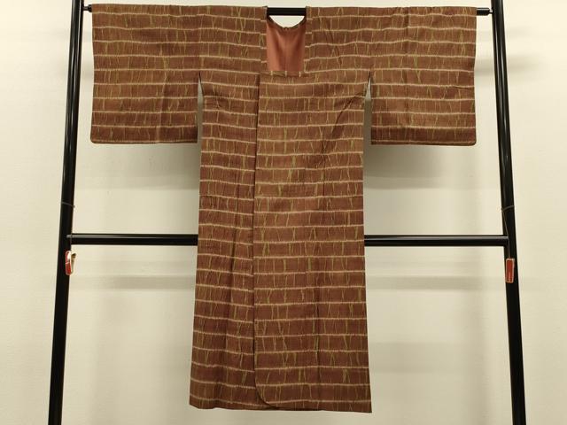 ■■■　サイズ　■■■ 身丈 128.5cm（肩から） 裄丈 66cm 袖丈 46cm　縫込み 5cm 袖幅 34.5cm 前幅 19cm 後幅 28.5cm 裄 お袖側 約0cm　身頃側 約3.5cm ■■■　商品詳細　■■■ 【正絹】 状態は接写画像のように羽裏に薄い汚れがございますが その他特に目立ったシミ汚れなどもなく大変良い状態です。 大変上質な逸品になります。 お安く出品致しますので、是非この機会にいかがでしょうか？ ■■■　注意事項　■■■ ■モニター発色の具合により色合いが異なる場合がございます。 ■寸法は多少の誤差が生じる場合がございますのでご了承ください。 ■縫込みの長さが左右非対称の場合は短い部分を記載しております。 左右非対称であってもご返品・お値引き等の保証は出来かねますので、ご了承の上ご購入をお願い致します。 ■シミ等のチェックには注意を払っておりますが、見落としがある場合もございますし、個人の見解も様々ですので神経質な方のご購入はお控えください。 ■箪笥に入っておりました着物や帯なので畳みシワや匂いがあるものもございます。 ■お休みは基本的に土日祝となりますが、その他臨時でお休みする場合がございますのでご了承ください。 ■商品の発送は平日のみの発送となります。 ■夜間と土曜、日曜日はお問い合わせの回答が遅れる場合がございます。 ■当店では、お直し、紋入れ、お手入れ等は承っておりません。 ■生地の状態（ヤケ、経年劣化等）によってはサイズ直しが出来ない場合がございます。 その点もどうかご了承のうえ、ご購入をお願いいたします。 ■弊社で取り扱う商品は一点ものにつき、時期や在庫状況に応じて金額が変更となる場合がございます。 ■検針は行っておりません。予めご了承いただきますようお願いいたします。 ■【洗える着物】と記載のある商品におきましては、商品お届け後に洗濯を行ってしまってからのご返品にはご対応しかねます。 念の為、専門店でのお手入れをお願いいたします。 ■写真に写っている物が全てになります。それ以外の付属品はございませんのでご了承ください。 ■状態に関する写真につきましては、掲載可能な写真枚数に限りがあるため、各箇所につき1枚参考画像を掲載しております。 ■着物のサイズ目安は下記を参考ください↓ ＜女性着物＞　お端折り次第で＋5cm　−1cmが着用可能サイズ 　例）身丈170cmの場合、身長160cm〜175cm ＜男性着物＞　身丈＋約25cm〜27cm程が適応身長 　例）身丈155cmの場合、身長180〜182cm