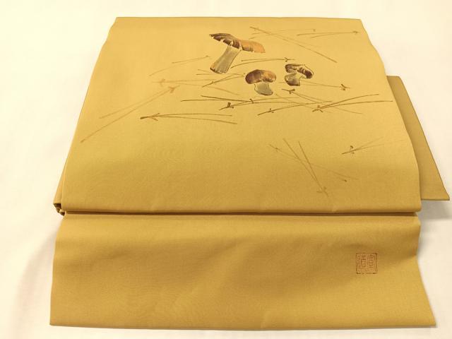 ■■■　サイズ　■■■ 胴回り長さ 97cm　太鼓幅 30.5cm程 ■■■　商品詳細　■■■ 【正絹】 状態は締めてはおりますが 特に目立ったシミ汚れなどもなく大変良い状態です。 村田道宣は下絵から、色つけ、仕上げの刺繍まで一つ ひとつを手作業で作り上げる、手描き友禅にこだわる。 色が混じり合うのを防ぐ「糊置き」、地色を刷毛で染める 「引き染め」など手描き友禅は20幾つもの工程に分かれ それぞれに専門の職人がおります。 「細かいところまで自分の思いどおりの作品にしたい」と 村田氏はその全工程をほとんど一人で仕上げるています。 大変上質な逸品になります。 お安く出品致しますので、是非この機会にいかがでしょうか？ ■■■　注意事項　■■■ ■モニター発色の具合により色合いが異なる場合がございます。 ■寸法は多少の誤差が生じる場合がございますのでご了承ください。 ■縫込みの長さが左右非対称の場合は短い部分を記載しております。 左右非対称であってもご返品・お値引き等の保証は出来かねますので、ご了承の上ご購入をお願い致します。 ■シミ等のチェックには注意を払っておりますが、見落としがある場合もございますし、個人の見解も様々ですので神経質な方のご購入はお控えください。 ■箪笥に入っておりました着物や帯なので畳みシワや匂いがあるものもございます。 ■お休みは基本的に土日祝となりますが、その他臨時でお休みする場合がございますのでご了承ください。 ■商品の発送は平日のみの発送となります。 ■夜間と土曜、日曜日はお問い合わせの回答が遅れる場合がございます。 ■当店では、お直し、紋入れ、お手入れ等は承っておりません。 ■生地の状態（ヤケ、経年劣化等）によってはサイズ直しが出来ない場合がございます。 その点もどうかご了承のうえ、ご購入をお願いいたします。 ■弊社で取り扱う商品は一点ものにつき、時期や在庫状況に応じて金額が変更となる場合がございます。 ■検針は行っておりません。予めご了承いただきますようお願いいたします。 ■【洗える着物】と記載のある商品におきましては、商品お届け後に洗濯を行ってしまってからのご返品にはご対応しかねます。 念の為、専門店でのお手入れをお願いいたします。 ■写真に写っている物が全てになります。それ以外の付属品はございませんのでご了承ください。 ■状態に関する写真につきましては、掲載可能な写真枚数に限りがあるため、各箇所につき1枚参考画像を掲載しております。 ■着物のサイズ目安は下記を参考ください↓ ＜女性着物＞　お端折り次第で＋5cm　−1cmが着用可能サイズ 　例）身丈170cmの場合、身長160cm〜175cm ＜男性着物＞　身丈＋約25cm〜27cm程が適応身長 　例）身丈155cmの場合、身長180〜182cm