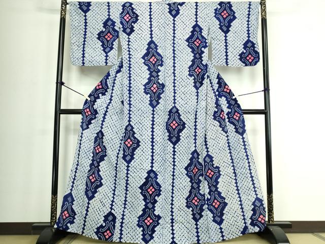 ■■■　サイズ　■■■ 身丈 164cm（肩から） 裄丈 67.5cm 袖丈 47cm　縫込み 2cm 袖幅 35cm 前幅 26cm 後幅 32cm 着物縫いこみ 内揚げ 0cm 裄 お袖側 約0cm　身頃側 約1.5cm ■■■　商品詳細　■■■ 【綿】 状態は接写画像のように表地所々・居敷当て・衿山・右袖前に薄い汚れ、肩当てに糸トケ・ペン書きがございますが その他特に目立ったシミ汚れなどもなく大変良い状態です。 人気の高い“有松鳴海絞り”の浴衣でございます。 “鳴海絞り”ならではの表情を生み出す立体感と 淡いぼかしで息を吹き込まれ、 今にも動き出しそうな迫力を放っております。 夏祭りや花火大会、これから増えるイベントに連れ立って、 より夏をお楽しみ下さいませ。 大変上質な逸品になります。 お安く出品致しますので、是非この機会にいかがでしょうか？ ■■■　注意事項　■■■ ■モニター発色の具合により色合いが異なる場合がございます。 ■寸法は多少の誤差が生じる場合がございますのでご了承ください。 ■縫込みの長さが左右非対称の場合は短い部分を記載しております。 左右非対称であってもご返品・お値引き等の保証は出来かねますので、ご了承の上ご購入をお願い致します。 ■シミ等のチェックには注意を払っておりますが、見落としがある場合もございますし、個人の見解も様々ですので神経質な方のご購入はお控えください。 ■箪笥に入っておりました着物や帯なので畳みシワや匂いがあるものもございます。 ■お休みは基本的に土日祝となりますが、その他臨時でお休みする場合がございますのでご了承ください。 ■商品の発送は平日のみの発送となります。 ■夜間と土曜、日曜日はお問い合わせの回答が遅れる場合がございます。 ■当店では、お直し、紋入れ、お手入れ等は承っておりません。 ■生地の状態（ヤケ、経年劣化等）によってはサイズ直しが出来ない場合がございます。 その点もどうかご了承のうえ、ご購入をお願いいたします。 ■弊社で取り扱う商品は一点ものにつき、時期や在庫状況に応じて金額が変更となる場合がございます。 ■検針は行っておりません。予めご了承いただきますようお願いいたします。 ■【洗える着物】と記載のある商品におきましては、商品お届け後に洗濯を行ってしまってからのご返品にはご対応しかねます。 念の為、専門店でのお手入れをお願いいたします。 ■写真に写っている物が全てになります。それ以外の付属品はございませんのでご了承ください。 ■状態に関する写真につきましては、掲載可能な写真枚数に限りがあるため、各箇所につき1枚参考画像を掲載しております。 ■着物のサイズ目安は下記を参考ください↓ ＜女性着物＞　お端折り次第で＋5cm　−1cmが着用可能サイズ 　例）身丈170cmの場合、身長160cm〜175cm ＜男性着物＞　身丈＋約25cm〜27cm程が適応身長 　例）身丈155cmの場合、身長180〜182cm