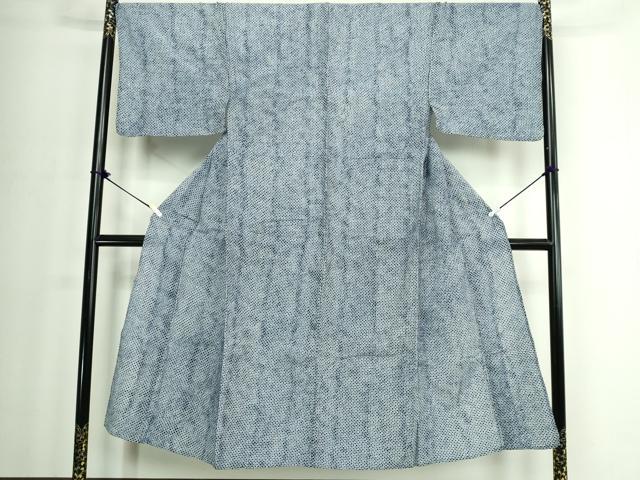 ■■■　サイズ　■■■ 身丈 145cm（肩から） 裄丈 70.5cm 袖丈 46cm　縫込み 2cm 袖幅 37cm 前幅 26.5cm 後幅 33cm 着物縫いこみ 内揚げ 2cm 裄 お袖側 約1cm　身頃側 約2cm ■■■　商品詳細　■■■ 【綿】 状態は接写画像のように後身頃・右袖前・居敷当てに薄い汚れがございますが その他特に目立ったシミ汚れなどもなく大変良い状態です。 人気の高い“有松鳴海絞り”の浴衣でございます。 “鳴海絞り”ならではの表情を生み出す立体感と 淡いぼかしで息を吹き込まれ、 今にも動き出しそうな迫力を放っております。 夏祭りや花火大会、これから増えるイベントに連れ立って、 より夏をお楽しみ下さいませ。 大変上質な逸品になります。 お安く出品致しますので、是非この機会にいかがでしょうか？ ■■■　注意事項　■■■ ■モニター発色の具合により色合いが異なる場合がございます。 ■寸法は多少の誤差が生じる場合がございますのでご了承ください。 ■縫込みの長さが左右非対称の場合は短い部分を記載しております。 左右非対称であってもご返品・お値引き等の保証は出来かねますので、ご了承の上ご購入をお願い致します。 ■シミ等のチェックには注意を払っておりますが、見落としがある場合もございますし、個人の見解も様々ですので神経質な方のご購入はお控えください。 ■箪笥に入っておりました着物や帯なので畳みシワや匂いがあるものもございます。 ■お休みは基本的に土日祝となりますが、その他臨時でお休みする場合がございますのでご了承ください。 ■商品の発送は平日のみの発送となります。 ■夜間と土曜、日曜日はお問い合わせの回答が遅れる場合がございます。 ■当店では、お直し、紋入れ、お手入れ等は承っておりません。 ■生地の状態（ヤケ、経年劣化等）によってはサイズ直しが出来ない場合がございます。 その点もどうかご了承のうえ、ご購入をお願いいたします。 ■弊社で取り扱う商品は一点ものにつき、時期や在庫状況に応じて金額が変更となる場合がございます。 ■検針は行っておりません。予めご了承いただきますようお願いいたします。 ■【洗える着物】と記載のある商品におきましては、商品お届け後に洗濯を行ってしまってからのご返品にはご対応しかねます。 念の為、専門店でのお手入れをお願いいたします。 ■写真に写っている物が全てになります。それ以外の付属品はございませんのでご了承ください。 ■状態に関する写真につきましては、掲載可能な写真枚数に限りがあるため、各箇所につき1枚参考画像を掲載しております。 ■着物のサイズ目安は下記を参考ください↓ ＜女性着物＞　お端折り次第で＋5cm　−1cmが着用可能サイズ 　例）身丈170cmの場合、身長160cm〜175cm ＜男性着物＞　身丈＋約25cm〜27cm程が適応身長 　例）身丈155cmの場合、身長180〜182cm