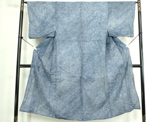 ■■■　サイズ　■■■ 身丈 142cm（肩から） 裄丈 65cm 袖丈 48cm　縫込み 2cm 袖幅 33cm 前幅 26cm 後幅 32cm 着物縫いこみ 内揚げ 1.5cm 裄 お袖側 約1cm　身頃側 約0cm ■■■　商品詳細　■■■ 【綿】 状態は接写画像のように後身頃・両袖前後・肩当て・衿裏に薄い汚れがございますが その他特に目立ったシミ汚れなどもなく大変良い状態です。 人気の高い“有松鳴海絞り”の浴衣でございます。 “鳴海絞り”ならではの表情を生み出す立体感と 淡いぼかしで息を吹き込まれ、 今にも動き出しそうな迫力を放っております。 夏祭りや花火大会、これから増えるイベントに連れ立って、 より夏をお楽しみ下さいませ。 大変上質な逸品になります。 お安く出品致しますので、是非この機会にいかがでしょうか？ ■■■　注意事項　■■■ ■モニター発色の具合により色合いが異なる場合がございます。 ■寸法は多少の誤差が生じる場合がございますのでご了承ください。 ■縫込みの長さが左右非対称の場合は短い部分を記載しております。 左右非対称であってもご返品・お値引き等の保証は出来かねますので、ご了承の上ご購入をお願い致します。 ■シミ等のチェックには注意を払っておりますが、見落としがある場合もございますし、個人の見解も様々ですので神経質な方のご購入はお控えください。 ■箪笥に入っておりました着物や帯なので畳みシワや匂いがあるものもございます。 ■お休みは基本的に土日祝となりますが、その他臨時でお休みする場合がございますのでご了承ください。 ■商品の発送は平日のみの発送となります。 ■夜間と土曜、日曜日はお問い合わせの回答が遅れる場合がございます。 ■当店では、お直し、紋入れ、お手入れ等は承っておりません。 ■生地の状態（ヤケ、経年劣化等）によってはサイズ直しが出来ない場合がございます。 その点もどうかご了承のうえ、ご購入をお願いいたします。 ■弊社で取り扱う商品は一点ものにつき、時期や在庫状況に応じて金額が変更となる場合がございます。 ■検針は行っておりません。予めご了承いただきますようお願いいたします。 ■【洗える着物】と記載のある商品におきましては、商品お届け後に洗濯を行ってしまってからのご返品にはご対応しかねます。 念の為、専門店でのお手入れをお願いいたします。 ■写真に写っている物が全てになります。それ以外の付属品はございませんのでご了承ください。 ■状態に関する写真につきましては、掲載可能な写真枚数に限りがあるため、各箇所につき1枚参考画像を掲載しております。 ■着物のサイズ目安は下記を参考ください↓ ＜女性着物＞　お端折り次第で＋5cm　−1cmが着用可能サイズ 　例）身丈170cmの場合、身長160cm〜175cm ＜男性着物＞　身丈＋約25cm〜27cm程が適応身長 　例）身丈155cmの場合、身長180〜182cm