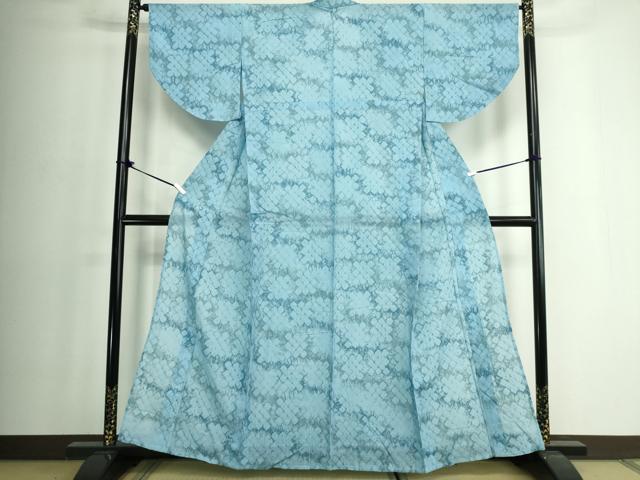 ■■■　サイズ　■■■ 身丈 159.5cm（肩から） 裄丈 65.5cm 袖丈 44cm　縫込み 2.5cm 袖幅 32cm 前幅 25cm 後幅 31cm 着物縫いこみ 内揚げ 0cm 裄 お袖側 約3cm　身頃側 約3.5cm ■■■　商品詳細　■■■ 【綿】 状態は特に目立ったシミ汚れなどもなく大変良い状態です。 人気の高い“有松鳴海絞り”の浴衣でございます。 “鳴海絞り”ならではの表情を生み出す立体感と 淡いぼかしで息を吹き込まれ、 今にも動き出しそうな迫力を放っております。 夏祭りや花火大会、これから増えるイベントに連れ立って、 より夏をお楽しみ下さいませ。 大変上質な逸品になります。 お安く出品致しますので、是非この機会にいかがでしょうか？ ■■■　注意事項　■■■ ■モニター発色の具合により色合いが異なる場合がございます。 ■寸法は多少の誤差が生じる場合がございますのでご了承ください。 ■縫込みの長さが左右非対称の場合は短い部分を記載しております。 左右非対称であってもご返品・お値引き等の保証は出来かねますので、ご了承の上ご購入をお願い致します。 ■シミ等のチェックには注意を払っておりますが、見落としがある場合もございますし、個人の見解も様々ですので神経質な方のご購入はお控えください。 ■箪笥に入っておりました着物や帯なので畳みシワや匂いがあるものもございます。 ■お休みは基本的に土日祝となりますが、その他臨時でお休みする場合がございますのでご了承ください。 ■商品の発送は平日のみの発送となります。 ■夜間と土曜、日曜日はお問い合わせの回答が遅れる場合がございます。 ■当店では、お直し、紋入れ、お手入れ等は承っておりません。 ■生地の状態（ヤケ、経年劣化等）によってはサイズ直しが出来ない場合がございます。 その点もどうかご了承のうえ、ご購入をお願いいたします。 ■弊社で取り扱う商品は一点ものにつき、時期や在庫状況に応じて金額が変更となる場合がございます。 ■検針は行っておりません。予めご了承いただきますようお願いいたします。 ■【洗える着物】と記載のある商品におきましては、商品お届け後に洗濯を行ってしまってからのご返品にはご対応しかねます。 念の為、専門店でのお手入れをお願いいたします。 ■写真に写っている物が全てになります。それ以外の付属品はございませんのでご了承ください。 ■状態に関する写真につきましては、掲載可能な写真枚数に限りがあるため、各箇所につき1枚参考画像を掲載しております。 ■着物のサイズ目安は下記を参考ください↓ ＜女性着物＞　お端折り次第で＋5cm　−1cmが着用可能サイズ 　例）身丈170cmの場合、身長160cm〜175cm ＜男性着物＞　身丈＋約25cm〜27cm程が適応身長 　例）身丈155cmの場合、身長180〜182cm
