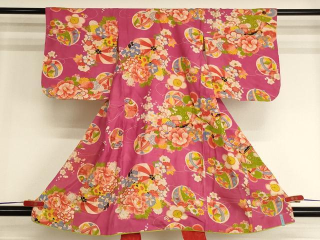 ■■■　サイズ　■■■ 【祝着】 身丈 98.5cm（肩から） 裄丈 45cm（肩上げ　0cm） 袖丈 39cm　縫込み 8cm 袖幅 28cm 前幅 15.5cm 後幅 17cm 着物縫いこみ 内揚げ 0cm （腰上げ　0cm） 裄 お袖側 約1cm　身頃側 約0cm ■■■　商品詳細　■■■ 着物【正絹】の状態は接写画像のように表地所々・裏地に汚れ、袖口に穴、紐に破れがございます。 大変上質な逸品になります。 お安く出品致しますので、是非この機会にいかがでしょうか？ ※アンティークになりますのでお品物の状態の感じ方には個人差がございます。ご理解の上でのご入札をお願い致します。 ■■■　注意事項　■■■ ■モニター発色の具合により色合いが異なる場合がございます。 ■寸法は多少の誤差が生じる場合がございますのでご了承ください。 ■縫込みの長さが左右非対称の場合は短い部分を記載しております。 左右非対称であってもご返品・お値引き等の保証は出来かねますので、ご了承の上ご購入をお願い致します。 ■シミ等のチェックには注意を払っておりますが、見落としがある場合もございますし、個人の見解も様々ですので神経質な方のご購入はお控えください。 ■箪笥に入っておりました着物や帯なので畳みシワや匂いがあるものもございます。 ■お休みは基本的に土日祝となりますが、その他臨時でお休みする場合がございますのでご了承ください。 ■商品の発送は平日のみの発送となります。 ■夜間と土曜、日曜日はお問い合わせの回答が遅れる場合がございます。 ■当店では、お直し、紋入れ、お手入れ等は承っておりません。 ■生地の状態（ヤケ、経年劣化等）によってはサイズ直しが出来ない場合がございます。 その点もどうかご了承のうえ、ご購入をお願いいたします。 ■弊社で取り扱う商品は一点ものにつき、時期や在庫状況に応じて金額が変更となる場合がございます。 ■検針は行っておりません。予めご了承いただきますようお願いいたします。 ■【洗える着物】と記載のある商品におきましては、商品お届け後に洗濯を行ってしまってからのご返品にはご対応しかねます。 念の為、専門店でのお手入れをお願いいたします。 ■写真に写っている物が全てになります。それ以外の付属品はございませんのでご了承ください。 ■状態に関する写真につきましては、掲載可能な写真枚数に限りがあるため、各箇所につき1枚参考画像を掲載しております。 ■着物のサイズ目安は下記を参考ください↓ ＜女性着物＞　お端折り次第で＋5cm　−1cmが着用可能サイズ 　例）身丈170cmの場合、身長160cm〜175cm ＜男性着物＞　身丈＋約25cm〜27cm程が適応身長 　例）身丈155cmの場合、身長180〜182cm