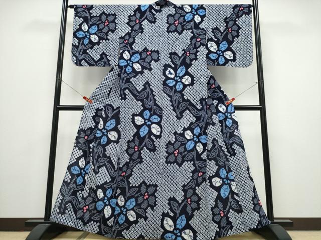 ■■■　サイズ　■■■ 身丈 162.5cm（肩から） 裄丈 66cm 袖丈 49cm　縫込み 3cm 袖幅 34cm 前幅 25cm 後幅 31cm 着物縫いこみ 内揚げ 0cm 裄 お袖側 約2cm　身頃側 約2cm ■■■　商品詳細　■■■ 【綿・未使用】 状態は特に目立ったシミ汚れなどもなく大変良い状態です。 人気の高い“有松鳴海絞り”の浴衣でございます。 “鳴海絞り”ならではの表情を生み出す立体感と 淡いぼかしで息を吹き込まれ、 今にも動き出しそうな迫力を放っております。 夏祭りや花火大会、これから増えるイベントに連れ立って、 より夏をお楽しみ下さいませ。 大変上質な逸品になります。 お安く出品致しますので、是非この機会にいかがでしょうか？ ■■■　注意事項　■■■ ■モニター発色の具合により色合いが異なる場合がございます。 ■寸法は多少の誤差が生じる場合がございますのでご了承ください。 ■縫込みの長さが左右非対称の場合は短い部分を記載しております。 左右非対称であってもご返品・お値引き等の保証は出来かねますので、ご了承の上ご購入をお願い致します。 ■シミ等のチェックには注意を払っておりますが、見落としがある場合もございますし、個人の見解も様々ですので神経質な方のご購入はお控えください。 ■箪笥に入っておりました着物や帯なので畳みシワや匂いがあるものもございます。 ■お休みは基本的に土日祝となりますが、その他臨時でお休みする場合がございますのでご了承ください。 ■商品の発送は平日のみの発送となります。 ■夜間と土曜、日曜日はお問い合わせの回答が遅れる場合がございます。 ■当店では、お直し、紋入れ、お手入れ等は承っておりません。 ■生地の状態（ヤケ、経年劣化等）によってはサイズ直しが出来ない場合がございます。 その点もどうかご了承のうえ、ご購入をお願いいたします。 ■弊社で取り扱う商品は一点ものにつき、時期や在庫状況に応じて金額が変更となる場合がございます。 ■検針は行っておりません。予めご了承いただきますようお願いいたします。 ■【洗える着物】と記載のある商品におきましては、商品お届け後に洗濯を行ってしまってからのご返品にはご対応しかねます。 念の為、専門店でのお手入れをお願いいたします。 ■写真に写っている物が全てになります。それ以外の付属品はございませんのでご了承ください。 ■状態に関する写真につきましては、掲載可能な写真枚数に限りがあるため、各箇所につき1枚参考画像を掲載しております。 ■着物のサイズ目安は下記を参考ください↓ ＜女性着物＞　お端折り次第で＋5cm　−1cmが着用可能サイズ 　例）身丈170cmの場合、身長160cm〜175cm ＜男性着物＞　身丈＋約25cm〜27cm程が適応身長 　例）身丈155cmの場合、身長180〜182cm