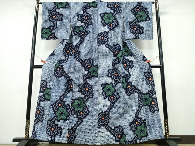 ■■■　サイズ　■■■ 身丈 161.5cm（肩から） 裄丈 66cm 袖丈 47.5cm　縫込み 2cm 袖幅 34.5cm 前幅 23.5cm 後幅 30.5cm 着物縫いこみ 内揚げ 0cm 裄 お袖側 約2cm　身頃側 約2cm ■■■　商品詳細　■■■ 【綿】 状態は接写画像のように表地所々薄いシミ・ヤケがございます。 人気の高い“有松鳴海絞り”の浴衣でございます。 “鳴海絞り”ならではの表情を生み出す立体感と 淡いぼかしで息を吹き込まれ、 今にも動き出しそうな迫力を放っております。 夏祭りや花火大会、これから増えるイベントに連れ立って、 より夏をお楽しみ下さいませ。 大変上質な逸品になりますのでぜひお手入れをされてお召しになられてはいかがでしょうか。 お安く出品致しますので、是非この機会にいかがでしょうか？ ■■■　注意事項　■■■ ■モニター発色の具合により色合いが異なる場合がございます。 ■寸法は多少の誤差が生じる場合がございますのでご了承ください。 ■縫込みの長さが左右非対称の場合は短い部分を記載しております。 左右非対称であってもご返品・お値引き等の保証は出来かねますので、ご了承の上ご購入をお願い致します。 ■シミ等のチェックには注意を払っておりますが、見落としがある場合もございますし、個人の見解も様々ですので神経質な方のご購入はお控えください。 ■箪笥に入っておりました着物や帯なので畳みシワや匂いがあるものもございます。 ■お休みは基本的に土日祝となりますが、その他臨時でお休みする場合がございますのでご了承ください。 ■商品の発送は平日のみの発送となります。 ■夜間と土曜、日曜日はお問い合わせの回答が遅れる場合がございます。 ■当店では、お直し、紋入れ、お手入れ等は承っておりません。 ■生地の状態（ヤケ、経年劣化等）によってはサイズ直しが出来ない場合がございます。 その点もどうかご了承のうえ、ご購入をお願いいたします。 ■弊社で取り扱う商品は一点ものにつき、時期や在庫状況に応じて金額が変更となる場合がございます。 ■検針は行っておりません。予めご了承いただきますようお願いいたします。 ■【洗える着物】と記載のある商品におきましては、商品お届け後に洗濯を行ってしまってからのご返品にはご対応しかねます。 念の為、専門店でのお手入れをお願いいたします。 ■写真に写っている物が全てになります。それ以外の付属品はございませんのでご了承ください。 ■状態に関する写真につきましては、掲載可能な写真枚数に限りがあるため、各箇所につき1枚参考画像を掲載しております。 ■着物のサイズ目安は下記を参考ください↓ ＜女性着物＞　お端折り次第で＋5cm　−1cmが着用可能サイズ 　例）身丈170cmの場合、身長160cm〜175cm ＜男性着物＞　身丈＋約25cm〜27cm程が適応身長 　例）身丈155cmの場合、身長180〜182cm