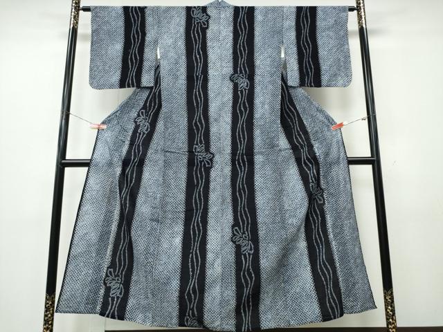 ■■■　サイズ　■■■ 身丈 152cm（肩から） 裄丈 63.5cm 袖丈 44cm　縫込み 2.5cm 袖幅 33cm 前幅 24.5cm 後幅 29.5cm 着物縫いこみ 内揚げ 0cm 裄 お袖側 約0cm　身頃側 約1cm ■■■　商品詳細　■■■ 【綿】 状態は接写画像のように表地所々に薄いシミがございます。 人気の高い“有松鳴海絞り”の浴衣でございます。 “鳴海絞り”ならではの表情を生み出す立体感と 淡いぼかしで息を吹き込まれ、 今にも動き出しそうな迫力を放っております。 夏祭りや花火大会、これから増えるイベントに連れ立って、 より夏をお楽しみ下さいませ。 大変上質な逸品になりますのでぜひお手入れをされてお召しになられてはいかがでしょうか。 お安く出品致しますので、是非この機会にいかがでしょうか？ ■■■　注意事項　■■■ ■モニター発色の具合により色合いが異なる場合がございます。 ■寸法は多少の誤差が生じる場合がございますのでご了承ください。 ■縫込みの長さが左右非対称の場合は短い部分を記載しております。 左右非対称であってもご返品・お値引き等の保証は出来かねますので、ご了承の上ご購入をお願い致します。 ■シミ等のチェックには注意を払っておりますが、見落としがある場合もございますし、個人の見解も様々ですので神経質な方のご購入はお控えください。 ■箪笥に入っておりました着物や帯なので畳みシワや匂いがあるものもございます。 ■お休みは基本的に土日祝となりますが、その他臨時でお休みする場合がございますのでご了承ください。 ■商品の発送は平日のみの発送となります。 ■夜間と土曜、日曜日はお問い合わせの回答が遅れる場合がございます。 ■当店では、お直し、紋入れ、お手入れ等は承っておりません。 ■生地の状態（ヤケ、経年劣化等）によってはサイズ直しが出来ない場合がございます。 その点もどうかご了承のうえ、ご購入をお願いいたします。 ■弊社で取り扱う商品は一点ものにつき、時期や在庫状況に応じて金額が変更となる場合がございます。 ■検針は行っておりません。予めご了承いただきますようお願いいたします。 ■【洗える着物】と記載のある商品におきましては、商品お届け後に洗濯を行ってしまってからのご返品にはご対応しかねます。 念の為、専門店でのお手入れをお願いいたします。 ■写真に写っている物が全てになります。それ以外の付属品はございませんのでご了承ください。 ■状態に関する写真につきましては、掲載可能な写真枚数に限りがあるため、各箇所につき1枚参考画像を掲載しております。 ■着物のサイズ目安は下記を参考ください↓ ＜女性着物＞　お端折り次第で＋5cm　−1cmが着用可能サイズ 　例）身丈170cmの場合、身長160cm〜175cm ＜男性着物＞　身丈＋約25cm〜27cm程が適応身長 　例）身丈155cmの場合、身長180〜182cm