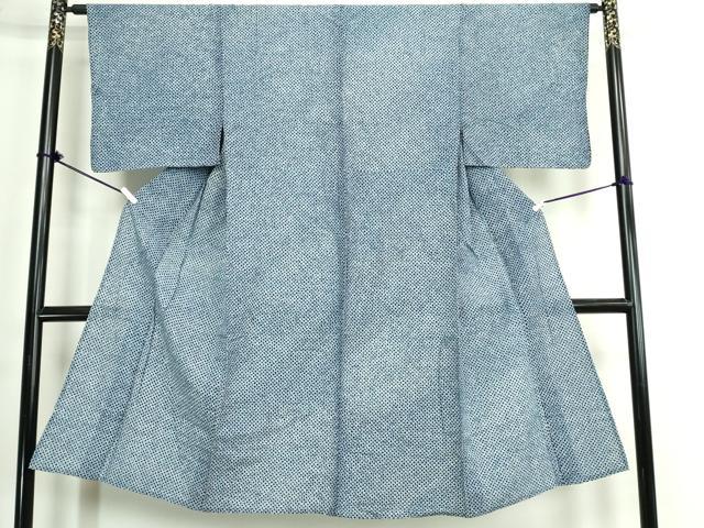 ■■■　サイズ　■■■ 身丈 127cm（肩から） 裄丈 64cm 袖丈 44cm　縫込み 4cm 袖幅 33cm 前幅 25cm 後幅 31cm 着物縫いこみ 内揚げ 6.5cm 裄 お袖側 約1cm　身頃側 約0cm ■■■　商品詳細　■■■ 【綿】 状態は接写画像のように衿裏・衿山・両袖前後に薄い汚れがございますが その他特に目立ったシミ汚れなどもなく大変良い状態です。 人気の高い“有松鳴海絞り”の浴衣でございます。 “鳴海絞り”ならではの表情を生み出す立体感と 淡いぼかしで息を吹き込まれ、 今にも動き出しそうな迫力を放っております。 夏祭りや花火大会、これから増えるイベントに連れ立って、 より夏をお楽しみ下さいませ。 大変上質な逸品になります。 お安く出品致しますので、是非この機会にいかがでしょうか？ ■■■　注意事項　■■■ ■モニター発色の具合により色合いが異なる場合がございます。 ■寸法は多少の誤差が生じる場合がございますのでご了承ください。 ■縫込みの長さが左右非対称の場合は短い部分を記載しております。 左右非対称であってもご返品・お値引き等の保証は出来かねますので、ご了承の上ご購入をお願い致します。 ■シミ等のチェックには注意を払っておりますが、見落としがある場合もございますし、個人の見解も様々ですので神経質な方のご購入はお控えください。 ■箪笥に入っておりました着物や帯なので畳みシワや匂いがあるものもございます。 ■お休みは基本的に土日祝となりますが、その他臨時でお休みする場合がございますのでご了承ください。 ■商品の発送は平日のみの発送となります。 ■夜間と土曜、日曜日はお問い合わせの回答が遅れる場合がございます。 ■当店では、お直し、紋入れ、お手入れ等は承っておりません。 ■生地の状態（ヤケ、経年劣化等）によってはサイズ直しが出来ない場合がございます。 その点もどうかご了承のうえ、ご購入をお願いいたします。 ■弊社で取り扱う商品は一点ものにつき、時期や在庫状況に応じて金額が変更となる場合がございます。 ■検針は行っておりません。予めご了承いただきますようお願いいたします。 ■【洗える着物】と記載のある商品におきましては、商品お届け後に洗濯を行ってしまってからのご返品にはご対応しかねます。 念の為、専門店でのお手入れをお願いいたします。 ■写真に写っている物が全てになります。それ以外の付属品はございませんのでご了承ください。 ■状態に関する写真につきましては、掲載可能な写真枚数に限りがあるため、各箇所につき1枚参考画像を掲載しております。 ■着物のサイズ目安は下記を参考ください↓ ＜女性着物＞　お端折り次第で＋5cm　−1cmが着用可能サイズ 　例）身丈170cmの場合、身長160cm〜175cm ＜男性着物＞　身丈＋約25cm〜27cm程が適応身長 　例）身丈155cmの場合、身長180〜182cm