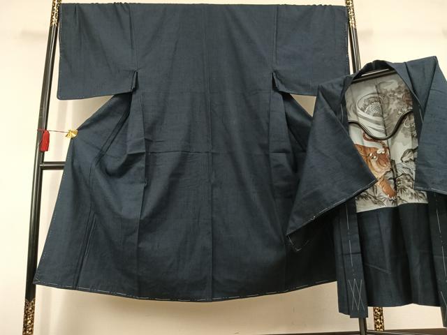 ■■■　サイズ　■■■ 【着物】 身丈 139cm（肩から） 裄丈 71cm 袖丈 48cm　縫込み 3cm 袖幅 36cm 前幅 27cm 後幅 31cm 着物縫いこみ 内揚げ 6cm 裄 お袖側 約1cm　身頃側 約2cm 【羽織】 身丈 88cm（肩から） 裄丈 71cm 袖丈 49cm　縫込み 3.5cm 袖幅 36cm 前幅 19cm 後幅 31cm 裄 お袖側 約1cm　身頃側 約1.5cm ■■■　商品詳細　■■■ 【正絹】 着物の状態は特に目立ったシミ汚れなどもなく大変良い状態です。 羽織の状態は接写画像のように後身頃・羽裏に薄い汚れがございますが その他特に目立ったシミ汚れなどもなく大変良い状態です。 大変上質な逸品になります。 お安く出品致しますので、是非この機会にいかがでしょうか？ ■■■　注意事項　■■■ ■モニター発色の具合により色合いが異なる場合がございます。 ■寸法は多少の誤差が生じる場合がございますのでご了承ください。 ■縫込みの長さが左右非対称の場合は短い部分を記載しております。 左右非対称であってもご返品・お値引き等の保証は出来かねますので、ご了承の上ご購入をお願い致します。 ■シミ等のチェックには注意を払っておりますが、見落としがある場合もございますし、個人の見解も様々ですので神経質な方のご購入はお控えください。 ■箪笥に入っておりました着物や帯なので畳みシワや匂いがあるものもございます。 ■お休みは基本的に土日祝となりますが、その他臨時でお休みする場合がございますのでご了承ください。 ■商品の発送は平日のみの発送となります。 ■夜間と土曜、日曜日はお問い合わせの回答が遅れる場合がございます。 ■当店では、お直し、紋入れ、お手入れ等は承っておりません。 ■生地の状態（ヤケ、経年劣化等）によってはサイズ直しが出来ない場合がございます。 その点もどうかご了承のうえ、ご購入をお願いいたします。 ■弊社で取り扱う商品は一点ものにつき、時期や在庫状況に応じて金額が変更となる場合がございます。 ■検針は行っておりません。予めご了承いただきますようお願いいたします。 ■【洗える着物】と記載のある商品におきましては、商品お届け後に洗濯を行ってしまってからのご返品にはご対応しかねます。 念の為、専門店でのお手入れをお願いいたします。 ■写真に写っている物が全てになります。それ以外の付属品はございませんのでご了承ください。 ■状態に関する写真につきましては、掲載可能な写真枚数に限りがあるため、各箇所につき1枚参考画像を掲載しております。 ■着物のサイズ目安は下記を参考ください↓ ＜女性着物＞　お端折り次第で＋5cm　−1cmが着用可能サイズ 　例）身丈170cmの場合、身長160cm〜175cm ＜男性着物＞　身丈＋約25cm〜27cm程が適応身長 　例）身丈155cmの場合、身長180〜182cm