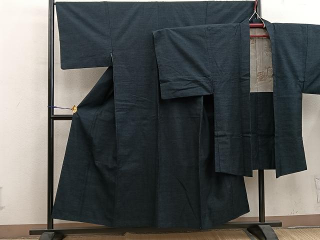 ■■■　サイズ　■■■ 【着物】 身丈 151cm（肩から） 裄丈 67.5cm 袖丈 44.5cm　縫込み 3cm 袖幅 34cm 前幅 25cm 後幅 30.5cm 着物縫いこみ 内揚げ 0cm 裄 お袖側 約1.5cm　身頃側 約1cm 【羽織】 身丈 97.5cm（肩から） 裄丈 69cm 袖丈 47cm　縫込み 1cm 袖幅 34.5cm 前幅 24.5cm 後幅 29.5cm 裄 お袖側 約1cm　身頃側 約1cm ■■■　商品詳細　■■■ 【正絹】 着物の状態は接写画像のように上前・後身頃に薄い汚れがございますが その他特に目立ったシミ汚れなどもなく大変良い状態です。 羽織の状態は接写画像のように両袖・上前に薄い汚れがございますが その他特に目立ったシミ汚れなどもなく大変良い状態です。 大変上質な逸品になります。 お安く出品致しますので、是非この機会にいかがでしょうか？ ■■■　注意事項　■■■ ■モニター発色の具合により色合いが異なる場合がございます。 ■寸法は多少の誤差が生じる場合がございますのでご了承ください。 ■縫込みの長さが左右非対称の場合は短い部分を記載しております。 左右非対称であってもご返品・お値引き等の保証は出来かねますので、ご了承の上ご購入をお願い致します。 ■シミ等のチェックには注意を払っておりますが、見落としがある場合もございますし、個人の見解も様々ですので神経質な方のご購入はお控えください。 ■箪笥に入っておりました着物や帯なので畳みシワや匂いがあるものもございます。 ■お休みは基本的に土日祝となりますが、その他臨時でお休みする場合がございますのでご了承ください。 ■商品の発送は平日のみの発送となります。 ■夜間と土曜、日曜日はお問い合わせの回答が遅れる場合がございます。 ■当店では、お直し、紋入れ、お手入れ等は承っておりません。 ■生地の状態（ヤケ、経年劣化等）によってはサイズ直しが出来ない場合がございます。 その点もどうかご了承のうえ、ご購入をお願いいたします。 ■弊社で取り扱う商品は一点ものにつき、時期や在庫状況に応じて金額が変更となる場合がございます。 ■検針は行っておりません。予めご了承いただきますようお願いいたします。 ■【洗える着物】と記載のある商品におきましては、商品お届け後に洗濯を行ってしまってからのご返品にはご対応しかねます。 念の為、専門店でのお手入れをお願いいたします。 ■写真に写っている物が全てになります。それ以外の付属品はございませんのでご了承ください。 ■状態に関する写真につきましては、掲載可能な写真枚数に限りがあるため、各箇所につき1枚参考画像を掲載しております。 ■着物のサイズ目安は下記を参考ください↓ ＜女性着物＞　お端折り次第で＋5cm　−1cmが着用可能サイズ 　例）身丈170cmの場合、身長160cm〜175cm ＜男性着物＞　身丈＋約25cm〜27cm程が適応身長 　例）身丈155cmの場合、身長180〜182cm