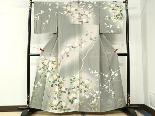■■■　サイズ　■■■ 身丈 158cm（肩から） 裄丈 65cm 袖丈 47.5cm　縫込み 4cm 袖幅 34cm 前幅 24.5cm 後幅 31cm 着物縫いこみ 内揚げ 6cm 裄 お袖側 約3cm　身頃側 約4cm ■■■　商品詳細　■■■ 【正絹】 状態は接写画像のように表地所々・衿にヤケ汚れがございます。 大変上質な逸品になりますのでぜひお手入れをされてお召しになられてはいかがでしょうか。 お安く出品致しますので、是非この機会にいかがでしょうか？ ■■■　注意事項　■■■ ■モニター発色の具合により色合いが異なる場合がございます。 ■寸法は多少の誤差が生じる場合がございますのでご了承ください。 ■縫込みの長さが左右非対称の場合は短い部分を記載しております。 左右非対称であってもご返品・お値引き等の保証は出来かねますので、ご了承の上ご購入をお願い致します。 ■シミ等のチェックには注意を払っておりますが、見落としがある場合もございますし、個人の見解も様々ですので神経質な方のご購入はお控えください。 ■箪笥に入っておりました着物や帯なので畳みシワや匂いがあるものもございます。 ■お休みは基本的に土日祝となりますが、その他臨時でお休みする場合がございますのでご了承ください。 ■商品の発送は平日のみの発送となります。 ■夜間と土曜、日曜日はお問い合わせの回答が遅れる場合がございます。 ■当店では、お直し、紋入れ、お手入れ等は承っておりません。 ■生地の状態（ヤケ、経年劣化等）によってはサイズ直しが出来ない場合がございます。 その点もどうかご了承のうえ、ご購入をお願いいたします。 ■弊社で取り扱う商品は一点ものにつき、時期や在庫状況に応じて金額が変更となる場合がございます。 ■検針は行っておりません。予めご了承いただきますようお願いいたします。 ■【洗える着物】と記載のある商品におきましては、商品お届け後に洗濯を行ってしまってからのご返品にはご対応しかねます。 念の為、専門店でのお手入れをお願いいたします。 ■写真に写っている物が全てになります。それ以外の付属品はございませんのでご了承ください。 ■状態に関する写真につきましては、掲載可能な写真枚数に限りがあるため、各箇所につき1枚参考画像を掲載しております。 ■着物のサイズ目安は下記を参考ください↓ ＜女性着物＞　お端折り次第で＋5cm　−1cmが着用可能サイズ 　例）身丈170cmの場合、身長160cm〜175cm ＜男性着物＞　身丈＋約25cm〜27cm程が適応身長 　例）身丈155cmの場合、身長180〜182cm