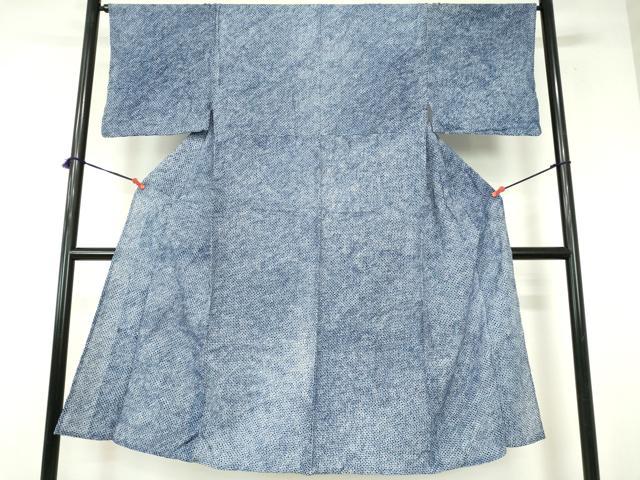 ■■■　サイズ　■■■ 身丈 137cm（肩から） 裄丈 65cm 袖丈 44.5cm　縫込み 3cm 袖幅 33cm 前幅 26cm 後幅 31cm 着物縫いこみ 内揚げ 3.5cm 裄 お袖側 約1cm　身頃側 約1cm ■■■　商品詳細　■■■ 【綿】 状態は接写画像のように上前・上前おくみ・下前・左袖前に薄い汚れがございますが その他特に目立ったシミ汚れなどもなく大変良い状態です。 人気の高い“有松鳴海絞り”の浴衣でございます。 “鳴海絞り”ならではの表情を生み出す立体感と 淡いぼかしで息を吹き込まれ、 今にも動き出しそうな迫力を放っております。 夏祭りや花火大会、これから増えるイベントに連れ立って、 より夏をお楽しみ下さいませ。 大変上質な逸品になります。 お安く出品致しますので、是非この機会にいかがでしょうか？ ■■■　注意事項　■■■ ■モニター発色の具合により色合いが異なる場合がございます。 ■寸法は多少の誤差が生じる場合がございますのでご了承ください。 ■縫込みの長さが左右非対称の場合は短い部分を記載しております。 左右非対称であってもご返品・お値引き等の保証は出来かねますので、ご了承の上ご購入をお願い致します。 ■シミ等のチェックには注意を払っておりますが、見落としがある場合もございますし、個人の見解も様々ですので神経質な方のご購入はお控えください。 ■箪笥に入っておりました着物や帯なので畳みシワや匂いがあるものもございます。 ■お休みは基本的に土日祝となりますが、その他臨時でお休みする場合がございますのでご了承ください。 ■商品の発送は平日のみの発送となります。 ■夜間と土曜、日曜日はお問い合わせの回答が遅れる場合がございます。 ■当店では、お直し、紋入れ、お手入れ等は承っておりません。 ■生地の状態（ヤケ、経年劣化等）によってはサイズ直しが出来ない場合がございます。 その点もどうかご了承のうえ、ご購入をお願いいたします。 ■弊社で取り扱う商品は一点ものにつき、時期や在庫状況に応じて金額が変更となる場合がございます。 ■検針は行っておりません。予めご了承いただきますようお願いいたします。 ■【洗える着物】と記載のある商品におきましては、商品お届け後に洗濯を行ってしまってからのご返品にはご対応しかねます。 念の為、専門店でのお手入れをお願いいたします。 ■写真に写っている物が全てになります。それ以外の付属品はございませんのでご了承ください。 ■状態に関する写真につきましては、掲載可能な写真枚数に限りがあるため、各箇所につき1枚参考画像を掲載しております。 ■着物のサイズ目安は下記を参考ください↓ ＜女性着物＞　お端折り次第で＋5cm　−1cmが着用可能サイズ 　例）身丈170cmの場合、身長160cm〜175cm ＜男性着物＞　身丈＋約25cm〜27cm程が適応身長 　例）身丈155cmの場合、身長180〜182cm