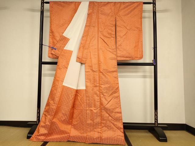 平和屋の平和屋本店●掛下　打掛　和装　婚礼　花嫁　結婚式　神社挙式　総刺繍　七宝花文　銀糸　銀通し地　逸品　AABK8318fw｜アングル2