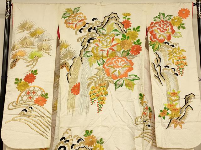 平和屋の平和屋本店●色打掛　和装　婚礼　結婚式　花嫁　神社挙式　総刺繍　更紗花流水文　金銀糸　逸品　AABK8319fw｜アングル3