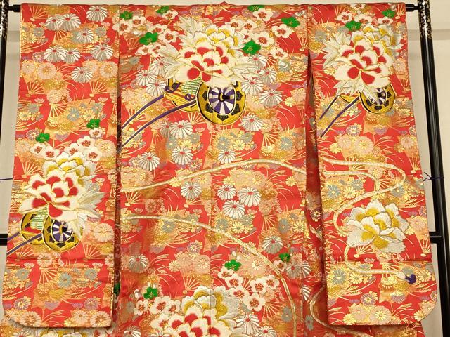 平和屋の平和屋本店●色打掛　和装　婚礼　結婚式　花嫁　神社挙式　唐織　駒刺繍　花車扇子文　金銀糸　金通し地　逸品　AABK8340fw｜アングル3