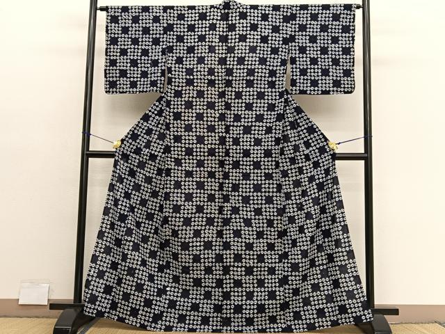 ■■■　サイズ　■■■ 身丈 170.5cm（肩から） 裄丈 65.5cm 袖丈 49.5cm　縫込み 2cm 袖幅 32.5cm 前幅 26.5cm 後幅 32.5cm 着物縫いこみ 内揚げ 0cm 裄 お袖側 約2cm　身頃側 約1.5cm ■■■　商品詳細　■■■ 【綿】 状態は接写画像のように 上前・後身頃・両袖に薄いアク、衿裏・裏地・背当てに薄い汚れがございますが その他特に目立ったシミ汚れなどもなく大変良い状態です。 人気の高い“有松鳴海絞り”の浴衣でございます。 “鳴海絞り”ならではの表情を生み出す立体感と 淡いぼかしで息を吹き込まれ、 今にも動き出しそうな迫力を放っております。 夏祭りや花火大会、これから増えるイベントに連れ立って、 より夏をお楽しみ下さいませ。 大変上質な逸品になります。 お安く出品致しますので、是非この機会にいかがでしょうか？ ■■■　注意事項　■■■ ■モニター発色の具合により色合いが異なる場合がございます。 ■寸法は多少の誤差が生じる場合がございますのでご了承ください。 ■縫込みの長さが左右非対称の場合は短い部分を記載しております。 左右非対称であってもご返品・お値引き等の保証は出来かねますので、ご了承の上ご購入をお願い致します。 ■シミ等のチェックには注意を払っておりますが、見落としがある場合もございますし、個人の見解も様々ですので神経質な方のご購入はお控えください。 ■箪笥に入っておりました着物や帯なので畳みシワや匂いがあるものもございます。 ■お休みは基本的に土日祝となりますが、その他臨時でお休みする場合がございますのでご了承ください。 ■商品の発送は平日のみの発送となります。 ■夜間と土曜、日曜日はお問い合わせの回答が遅れる場合がございます。 ■当店では、お直し、紋入れ、お手入れ等は承っておりません。 ■生地の状態（ヤケ、経年劣化等）によってはサイズ直しが出来ない場合がございます。 その点もどうかご了承のうえ、ご購入をお願いいたします。 ■弊社で取り扱う商品は一点ものにつき、時期や在庫状況に応じて金額が変更となる場合がございます。 ■検針は行っておりません。予めご了承いただきますようお願いいたします。 ■【洗える着物】と記載のある商品におきましては、商品お届け後に洗濯を行ってしまってからのご返品にはご対応しかねます。 念の為、専門店でのお手入れをお願いいたします。 ■写真に写っている物が全てになります。それ以外の付属品はございませんのでご了承ください。 ■状態に関する写真につきましては、掲載可能な写真枚数に限りがあるため、各箇所につき1枚参考画像を掲載しております。 ■着物のサイズ目安は下記を参考ください↓ ＜女性着物＞　お端折り次第で＋5cm　−1cmが着用可能サイズ 　例）身丈170cmの場合、身長160cm〜175cm ＜男性着物＞　身丈＋約25cm〜27cm程が適応身長 　例）身丈155cmの場合、身長180〜182cm