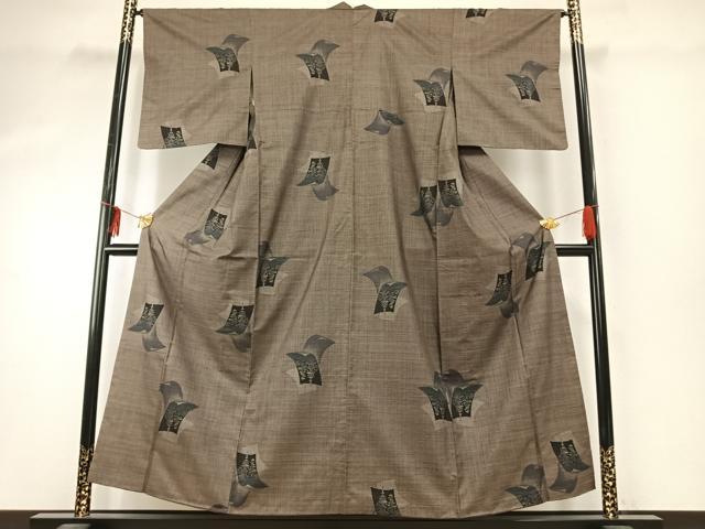 ■■■　サイズ　■■■ 身丈 152cm（肩から） 裄丈 65cm 袖丈 49cm　縫込み 5.5cm 袖幅 33cm 前幅 25cm 後幅 30cm 着物縫いこみ 内揚げ 5cm 裄 お袖側 約1cm　身頃側 約4.5cm ■■■　商品詳細　■■■ 【正絹】 状態は特に目立ったシミ汚れなどもなく大変良い状態です。 大変上質な逸品になります。 お安く出品致しますので、是非この機会にいかがでしょうか？ ■■■　注意事項　■■■ ■モニター発色の具合により色合いが異なる場合がございます。 ■寸法は多少の誤差が生じる場合がございますのでご了承ください。 ■縫込みの長さが左右非対称の場合は短い部分を記載しております。 左右非対称であってもご返品・お値引き等の保証は出来かねますので、ご了承の上ご購入をお願い致します。 ■シミ等のチェックには注意を払っておりますが、見落としがある場合もございますし、個人の見解も様々ですので神経質な方のご購入はお控えください。 ■箪笥に入っておりました着物や帯なので畳みシワや匂いがあるものもございます。 ■お休みは基本的に土日祝となりますが、その他臨時でお休みする場合がございますのでご了承ください。 ■商品の発送は平日のみの発送となります。 ■夜間と土曜、日曜日はお問い合わせの回答が遅れる場合がございます。 ■当店では、お直し、紋入れ、お手入れ等は承っておりません。 ■生地の状態（ヤケ、経年劣化等）によってはサイズ直しが出来ない場合がございます。 その点もどうかご了承のうえ、ご購入をお願いいたします。 ■弊社で取り扱う商品は一点ものにつき、時期や在庫状況に応じて金額が変更となる場合がございます。 ■検針は行っておりません。予めご了承いただきますようお願いいたします。 ■【洗える着物】と記載のある商品におきましては、商品お届け後に洗濯を行ってしまってからのご返品にはご対応しかねます。 念の為、専門店でのお手入れをお願いいたします。 ■着物のサイズ目安は下記を参考ください↓ ＜女性着物＞　お端折り次第で＋5cm　−1cmが着用可能サイズ 　例）身丈170cmの場合、身長160cm〜175cm ＜男性着物＞　身丈＋約25cm〜27cm程が適応身長 　例）身丈155cmの場合、身長180〜182cm