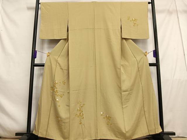 ■■■　サイズ　■■■ 身丈 159cm（肩から） 裄丈 64cm 袖丈 49cm　縫込み 3cm 袖幅 32cm 前幅 26cm 後幅 30cm 着物縫いこみ 内揚げ 0cm 裄 お袖側 約2cm　身頃側 約1cm ■■■　商品詳細　■■■ 【正絹】 状態は画像を添付しておりますので、そちらをご確認下さいますよう宜しくお願い致します。 大変上質な逸品になります。 お安く出品致しますので、是非この機会にいかがでしょうか？ ■■■　注意事項　■■■ ■モニター発色の具合により色合いが異なる場合がございます。 ■寸法は多少の誤差が生じる場合がございますのでご了承ください。 ■縫込みの長さが左右非対称の場合は短い部分を記載しております。 左右非対称であってもご返品・お値引き等の保証は出来かねますので、ご了承の上ご購入をお願い致します。 ■シミ等のチェックには注意を払っておりますが、見落としがある場合もございますし、個人の見解も様々ですので神経質な方のご購入はお控えください。 ■箪笥に入っておりました着物や帯なので畳みシワや匂いがあるものもございます。 ■お休みは基本的に土日祝となりますが、その他臨時でお休みする場合がございますのでご了承ください。 ■商品の発送は平日のみの発送となります。 ■夜間と土曜、日曜日はお問い合わせの回答が遅れる場合がございます。 ■当店では、お直し、紋入れ、お手入れ等は承っておりません。 ■生地の状態（ヤケ、経年劣化等）によってはサイズ直しが出来ない場合がございます。 その点もどうかご了承のうえ、ご購入をお願いいたします。 ■弊社で取り扱う商品は一点ものにつき、時期や在庫状況に応じて金額が変更となる場合がございます。 ■検針は行っておりません。予めご了承いただきますようお願いいたします。 ■【洗える着物】と記載のある商品におきましては、商品お届け後に洗濯を行ってしまってからのご返品にはご対応しかねます。 念の為、専門店でのお手入れをお願いいたします。 ■着物のサイズ目安は下記を参考ください↓ ＜女性着物＞　お端折り次第で＋5cm　−1cmが着用可能サイズ 　例）身丈170cmの場合、身長160cm〜175cm ＜男性着物＞　身丈＋約25cm〜27cm程が適応身長 　例）身丈155cmの場合、身長180〜182cm