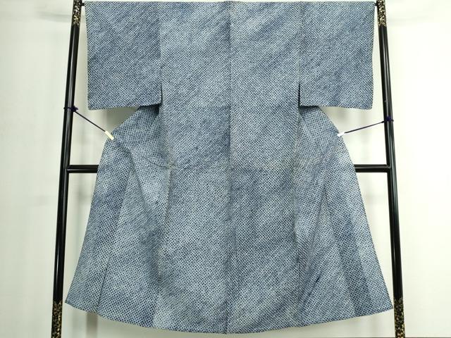 ■■■　サイズ　■■■ 身丈 149.5cm（肩から） 裄丈 66.5cm 袖丈 52cm　縫込み 2cm 袖幅 33cm 前幅 25cm 後幅 31cm 着物縫いこみ 内揚げ 4cm 裄 お袖側 約1.5cm　身頃側 約0cm ■■■　商品詳細　■■■ 【綿・未使用】 状態は接写画像のように表地所々・両袖前後・衿山に薄い汚れがございます。 人気の高い“有松鳴海絞り”の浴衣でございます。 “鳴海絞り”ならではの表情を生み出す立体感と 淡いぼかしで息を吹き込まれ、 今にも動き出しそうな迫力を放っております。 夏祭りや花火大会、これから増えるイベントに連れ立って、 より夏をお楽しみ下さいませ。 大変上質な逸品になります。 ぜひお手入れをされてお召しになられてはいかがでしょうか。 お安く出品致しますので、是非この機会にいかがでしょうか？ ■■■　注意事項　■■■ ■モニター発色の具合により色合いが異なる場合がございます。 ■寸法は多少の誤差が生じる場合がございますのでご了承ください。 ■縫込みの長さが左右非対称の場合は短い部分を記載しております。 左右非対称であってもご返品・お値引き等の保証は出来かねますので、ご了承の上ご購入をお願い致します。 ■シミ等のチェックには注意を払っておりますが、見落としがある場合もございますし、個人の見解も様々ですので神経質な方のご購入はお控えください。 ■箪笥に入っておりました着物や帯なので畳みシワや匂いがあるものもございます。 ■お休みは基本的に土日祝となりますが、その他臨時でお休みする場合がございますのでご了承ください。 ■商品の発送は平日のみの発送となります。 ■夜間と土曜、日曜日はお問い合わせの回答が遅れる場合がございます。 ■当店では、お直し、紋入れ、お手入れ等は承っておりません。 ■生地の状態（ヤケ、経年劣化等）によってはサイズ直しが出来ない場合がございます。 その点もどうかご了承のうえ、ご購入をお願いいたします。 ■弊社で取り扱う商品は一点ものにつき、時期や在庫状況に応じて金額が変更となる場合がございます。 ■検針は行っておりません。予めご了承いただきますようお願いいたします。 ■【洗える着物】と記載のある商品におきましては、商品お届け後に洗濯を行ってしまってからのご返品にはご対応しかねます。 念の為、専門店でのお手入れをお願いいたします。 ■写真に写っている物が全てになります。それ以外の付属品はございませんのでご了承ください。 ■状態に関する写真につきましては、掲載可能な写真枚数に限りがあるため、各箇所につき1枚参考画像を掲載しております。 ■着物のサイズ目安は下記を参考ください↓ ＜女性着物＞　お端折り次第で＋5cm　−1cmが着用可能サイズ 　例）身丈170cmの場合、身長160cm〜175cm ＜男性着物＞　身丈＋約25cm〜27cm程が適応身長 　例）身丈155cmの場合、身長180〜182cm