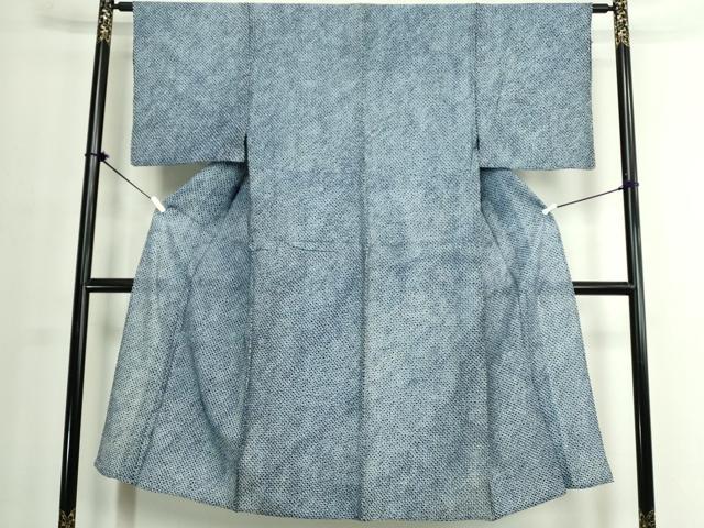 ■■■　サイズ　■■■ 身丈 137cm（肩から） 裄丈 62cm 袖丈 47cm　縫込み 3cm 袖幅 31cm 前幅 28cm 後幅 32cm 着物縫いこみ 内揚げ 3.5cm 裄 お袖側 約1cm　身頃側 約0cm ■■■　商品詳細　■■■ 【綿】 状態は接写画像のように後身頃・下前・居敷当て・肩当て・衿山に薄い汚れ、両袖前後に汚れがございますが その他特に目立ったシミ汚れなどもなく大変良い状態です。 人気の高い“有松鳴海絞り”の浴衣でございます。 “鳴海絞り”ならではの表情を生み出す立体感と 淡いぼかしで息を吹き込まれ、 今にも動き出しそうな迫力を放っております。 夏祭りや花火大会、これから増えるイベントに連れ立って、 より夏をお楽しみ下さいませ。 大変上質な逸品になります。 お安く出品致しますので、是非この機会にいかがでしょうか？ ■■■　注意事項　■■■ ■モニター発色の具合により色合いが異なる場合がございます。 ■寸法は多少の誤差が生じる場合がございますのでご了承ください。 ■縫込みの長さが左右非対称の場合は短い部分を記載しております。 左右非対称であってもご返品・お値引き等の保証は出来かねますので、ご了承の上ご購入をお願い致します。 ■シミ等のチェックには注意を払っておりますが、見落としがある場合もございますし、個人の見解も様々ですので神経質な方のご購入はお控えください。 ■箪笥に入っておりました着物や帯なので畳みシワや匂いがあるものもございます。 ■お休みは基本的に土日祝となりますが、その他臨時でお休みする場合がございますのでご了承ください。 ■商品の発送は平日のみの発送となります。 ■夜間と土曜、日曜日はお問い合わせの回答が遅れる場合がございます。 ■当店では、お直し、紋入れ、お手入れ等は承っておりません。 ■生地の状態（ヤケ、経年劣化等）によってはサイズ直しが出来ない場合がございます。 その点もどうかご了承のうえ、ご購入をお願いいたします。 ■弊社で取り扱う商品は一点ものにつき、時期や在庫状況に応じて金額が変更となる場合がございます。 ■検針は行っておりません。予めご了承いただきますようお願いいたします。 ■【洗える着物】と記載のある商品におきましては、商品お届け後に洗濯を行ってしまってからのご返品にはご対応しかねます。 念の為、専門店でのお手入れをお願いいたします。 ■写真に写っている物が全てになります。それ以外の付属品はございませんのでご了承ください。 ■状態に関する写真につきましては、掲載可能な写真枚数に限りがあるため、各箇所につき1枚参考画像を掲載しております。 ■着物のサイズ目安は下記を参考ください↓ ＜女性着物＞　お端折り次第で＋5cm　−1cmが着用可能サイズ 　例）身丈170cmの場合、身長160cm〜175cm ＜男性着物＞　身丈＋約25cm〜27cm程が適応身長 　例）身丈155cmの場合、身長180〜182cm