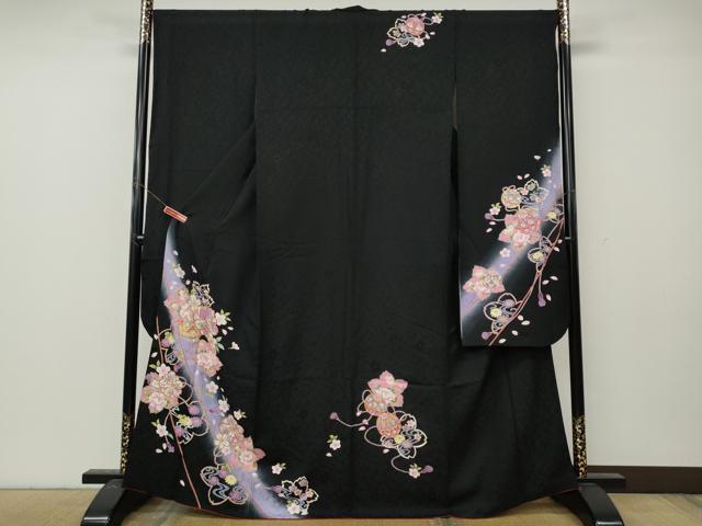 ■■■　サイズ　■■■ 身丈 166cm（肩から） 裄丈 68cm 袖丈 113cm　縫込み 3cm 袖幅 34.5cm 前幅 24.5cm 後幅 30cm 着物縫いこみ 内揚げ 7cm 裄 お袖側 約4cm　身頃側 約3cm ■■■　商品詳細　■■■ 【正絹：胴裏のみ化繊】 状態は接写画像のように胴裏に薄い汚れがございますが その他特に目立ったシミ汚れなどもなく大変良い状態です。 大変上質な逸品になります。 お安く出品致しますので、是非この機会にいかがでしょうか？ ■■■　注意事項　■■■ ■モニター発色の具合により色合いが異なる場合がございます。 ■寸法は多少の誤差が生じる場合がございますのでご了承ください。 ■縫込みの長さが左右非対称の場合は短い部分を記載しております。 左右非対称であってもご返品・お値引き等の保証は出来かねますので、ご了承の上ご購入をお願い致します。 ■シミ等のチェックには注意を払っておりますが、見落としがある場合もございますし、個人の見解も様々ですので神経質な方のご購入はお控えください。 ■箪笥に入っておりました着物や帯なので畳みシワや匂いがあるものもございます。 ■お休みは基本的に土日祝となりますが、その他臨時でお休みする場合がございますのでご了承ください。 ■商品の発送は平日のみの発送となります。 ■夜間と土曜、日曜日はお問い合わせの回答が遅れる場合がございます。 ■当店では、お直し、紋入れ、お手入れ等は承っておりません。 ■生地の状態（ヤケ、経年劣化等）によってはサイズ直しが出来ない場合がございます。 その点もどうかご了承のうえ、ご購入をお願いいたします。 ■弊社で取り扱う商品は一点ものにつき、時期や在庫状況に応じて金額が変更となる場合がございます。 ■検針は行っておりません。予めご了承いただきますようお願いいたします。 ■【洗える着物】と記載のある商品におきましては、商品お届け後に洗濯を行ってしまってからのご返品にはご対応しかねます。 念の為、専門店でのお手入れをお願いいたします。 ■写真に写っている物が全てになります。それ以外の付属品はございませんのでご了承ください。 ■状態に関する写真につきましては、掲載可能な写真枚数に限りがあるため、各箇所につき1枚参考画像を掲載しております。 ■着物のサイズ目安は下記を参考ください↓ ＜女性着物＞　お端折り次第で＋5cm　−1cmが着用可能サイズ 　例）身丈170cmの場合、身長160cm〜175cm ＜男性着物＞　身丈＋約25cm〜27cm程が適応身長 　例）身丈155cmの場合、身長180〜182cm