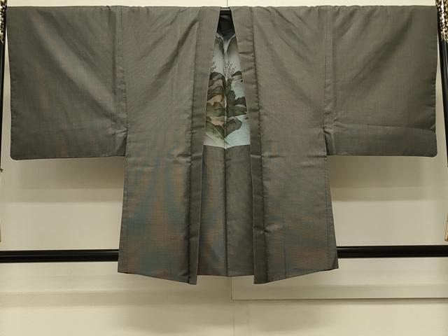 ■■■　サイズ　■■■ 身丈 82.5cm（肩から） 裄丈 71cm 袖丈 47.5cm　縫込み 6cm 袖幅 35.5cm 前幅 19cm 後幅 31cm 裄 お袖側 約0cm　身頃側 約2.5cm ■■■　商品詳細　■■■ 【正絹】 状態は特に目立ったシミ汚れなどもなく大変良い状態です。 大変上質な逸品になります。 お安く出品致しますので、是非この機会にいかがでしょうか？ ■■■　注意事項　■■■ ■モニター発色の具合により色合いが異なる場合がございます。 ■寸法は多少の誤差が生じる場合がございますのでご了承ください。 ■縫込みの長さが左右非対称の場合は短い部分を記載しております。 左右非対称であってもご返品・お値引き等の保証は出来かねますので、ご了承の上ご購入をお願い致します。 ■シミ等のチェックには注意を払っておりますが、見落としがある場合もございますし、個人の見解も様々ですので神経質な方のご購入はお控えください。 ■箪笥に入っておりました着物や帯なので畳みシワや匂いがあるものもございます。 ■お休みは基本的に土日祝となりますが、その他臨時でお休みする場合がございますのでご了承ください。 ■商品の発送は平日のみの発送となります。 ■夜間と土曜、日曜日はお問い合わせの回答が遅れる場合がございます。 ■当店では、お直し、紋入れ、お手入れ等は承っておりません。 ■生地の状態（ヤケ、経年劣化等）によってはサイズ直しが出来ない場合がございます。 その点もどうかご了承のうえ、ご購入をお願いいたします。 ■弊社で取り扱う商品は一点ものにつき、時期や在庫状況に応じて金額が変更となる場合がございます。 ■検針は行っておりません。予めご了承いただきますようお願いいたします。 ■【洗える着物】と記載のある商品におきましては、商品お届け後に洗濯を行ってしまってからのご返品にはご対応しかねます。 念の為、専門店でのお手入れをお願いいたします。 ■写真に写っている物が全てになります。それ以外の付属品はございませんのでご了承ください。 ■状態に関する写真につきましては、掲載可能な写真枚数に限りがあるため、各箇所につき1枚参考画像を掲載しております。 ■着物のサイズ目安は下記を参考ください↓ ＜女性着物＞　お端折り次第で＋5cm　−1cmが着用可能サイズ 　例）身丈170cmの場合、身長160cm〜175cm ＜男性着物＞　身丈＋約25cm〜27cm程が適応身長 　例）身丈155cmの場合、身長180〜182cm
