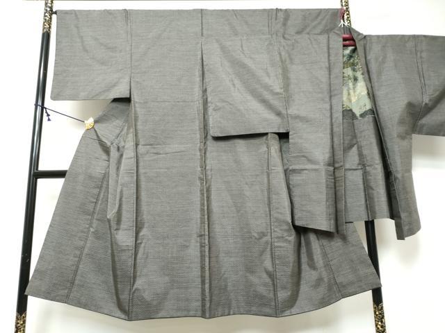 ■■■　サイズ　■■■ 【着物】 身丈 135.5cm（肩から） 裄丈 67.5cm 袖丈 47.5cm　縫込み 5cm 袖幅 34.5cm 前幅 26.5cm 後幅 31.5cm 着物縫いこみ 内揚げ 6cm 裄 お袖側 約1cm　身頃側 約2cm 【羽織】 身丈 86cm（肩から） 裄丈 68cm 袖丈 48cm　縫込み 4cm 袖幅 34.5cm 前幅 20.5cm 後幅 30cm 裄 お袖側 約1cm　身頃側 約2cm ■■■　商品詳細　■■■ 【正絹】 状態は特に目立ったシミ汚れなどもなく大変良い状態です。 大変上質な逸品になります。 お安く出品致しますので、是非この機会にいかがでしょうか？ ■■■　注意事項　■■■ ■モニター発色の具合により色合いが異なる場合がございます。 ■寸法は多少の誤差が生じる場合がございますのでご了承ください。 ■縫込みの長さが左右非対称の場合は短い部分を記載しております。 左右非対称であってもご返品・お値引き等の保証は出来かねますので、ご了承の上ご購入をお願い致します。 ■シミ等のチェックには注意を払っておりますが、見落としがある場合もございますし、個人の見解も様々ですので神経質な方のご購入はお控えください。 ■箪笥に入っておりました着物や帯なので畳みシワや匂いがあるものもございます。 ■お休みは基本的に土日祝となりますが、その他臨時でお休みする場合がございますのでご了承ください。 ■商品の発送は平日のみの発送となります。 ■夜間と土曜、日曜日はお問い合わせの回答が遅れる場合がございます。 ■当店では、お直し、紋入れ、お手入れ等は承っておりません。 ■生地の状態（ヤケ、経年劣化等）によってはサイズ直しが出来ない場合がございます。 その点もどうかご了承のうえ、ご購入をお願いいたします。 ■弊社で取り扱う商品は一点ものにつき、時期や在庫状況に応じて金額が変更となる場合がございます。 ■検針は行っておりません。予めご了承いただきますようお願いいたします。 ■【洗える着物】と記載のある商品におきましては、商品お届け後に洗濯を行ってしまってからのご返品にはご対応しかねます。 念の為、専門店でのお手入れをお願いいたします。 ■写真に写っている物が全てになります。それ以外の付属品はございませんのでご了承ください。 ■状態に関する写真につきましては、掲載可能な写真枚数に限りがあるため、各箇所につき1枚参考画像を掲載しております。 ■着物のサイズ目安は下記を参考ください↓ ＜女性着物＞　お端折り次第で＋5cm　−1cmが着用可能サイズ 　例）身丈170cmの場合、身長160cm〜175cm ＜男性着物＞　身丈＋約25cm〜27cm程が適応身長 　例）身丈155cmの場合、身長180〜182cm