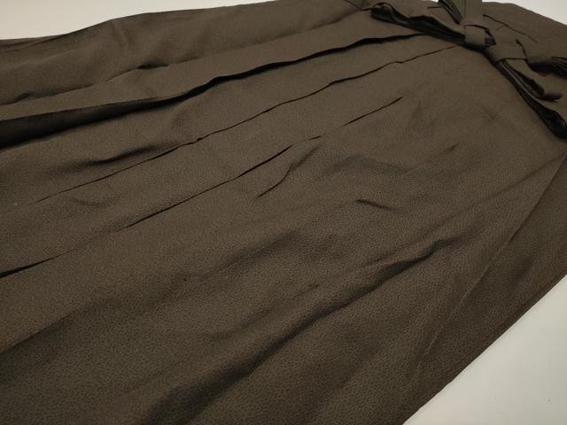 ■■■　サイズ　■■■ 紐下丈　約82cm ■■■　商品詳細　■■■ 【正絹】 状態は接写画像のように後ろひだに薄い汚れがございますが その他特に目立ったシミ汚れなどもなく大変良い状態です。 大変上質な逸品になります。 お安く出品致しますので、是非この機会にいかがでしょうか？ ■■■　注意事項　■■■ ■モニター発色の具合により色合いが異なる場合がございます。 ■寸法は多少の誤差が生じる場合がございますのでご了承ください。 ■縫込みの長さが左右非対称の場合は短い部分を記載しております。 左右非対称であってもご返品・お値引き等の保証は出来かねますので、ご了承の上ご購入をお願い致します。 ■シミ等のチェックには注意を払っておりますが、見落としがある場合もございますし、個人の見解も様々ですので神経質な方のご購入はお控えください。 ■箪笥に入っておりました着物や帯なので畳みシワや匂いがあるものもございます。 ■お休みは基本的に土日祝となりますが、その他臨時でお休みする場合がございますのでご了承ください。 ■商品の発送は平日のみの発送となります。 ■夜間と土曜、日曜日はお問い合わせの回答が遅れる場合がございます。 ■当店では、お直し、紋入れ、お手入れ等は承っておりません。 ■生地の状態（ヤケ、経年劣化等）によってはサイズ直しが出来ない場合がございます。 その点もどうかご了承のうえ、ご購入をお願いいたします。 ■弊社で取り扱う商品は一点ものにつき、時期や在庫状況に応じて金額が変更となる場合がございます。 ■検針は行っておりません。予めご了承いただきますようお願いいたします。 ■【洗える着物】と記載のある商品におきましては、商品お届け後に洗濯を行ってしまってからのご返品にはご対応しかねます。 念の為、専門店でのお手入れをお願いいたします。 ■写真に写っている物が全てになります。それ以外の付属品はございませんのでご了承ください。 ■状態に関する写真につきましては、掲載可能な写真枚数に限りがあるため、各箇所につき1枚参考画像を掲載しております。 ■着物のサイズ目安は下記を参考ください↓ ＜女性着物＞　お端折り次第で＋5cm　−1cmが着用可能サイズ 　例）身丈170cmの場合、身長160cm〜175cm ＜男性着物＞　身丈＋約25cm〜27cm程が適応身長 　例）身丈155cmの場合、身長180〜182cm