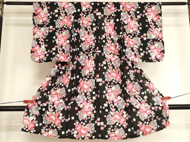 ■■■　サイズ　■■■ 【祝着】 身丈 102cm（肩から） 裄丈 47cm（肩上げ　3cm） 袖丈 48.5cm　縫込み 0cm 袖幅 30.5cm 前幅 19cm 後幅 22.5cm 着物縫いこみ 内揚げ 0cm （腰上げ　4.5cm） 裄 お袖側 約0cm　身頃側 約0cm ■■■　商品詳細　■■■ 浴衣【綿】の状態は特に目立ったシミ汚れなどもなく大変良い状態です。 大変上質な逸品になります。 お安く出品致しますので、是非この機会にいかがでしょうか？ ■■■　注意事項　■■■ ■モニター発色の具合により色合いが異なる場合がございます。 ■寸法は多少の誤差が生じる場合がございますのでご了承ください。 ■縫込みの長さが左右非対称の場合は短い部分を記載しております。 左右非対称であってもご返品・お値引き等の保証は出来かねますので、ご了承の上ご購入をお願い致します。 ■シミ等のチェックには注意を払っておりますが、見落としがある場合もございますし、個人の見解も様々ですので神経質な方のご購入はお控えください。 ■箪笥に入っておりました着物や帯なので畳みシワや匂いがあるものもございます。 ■お休みは基本的に土日祝となりますが、その他臨時でお休みする場合がございますのでご了承ください。 ■商品の発送は平日のみの発送となります。 ■夜間と土曜、日曜日はお問い合わせの回答が遅れる場合がございます。 ■当店では、お直し、紋入れ、お手入れ等は承っておりません。 ■生地の状態（ヤケ、経年劣化等）によってはサイズ直しが出来ない場合がございます。 その点もどうかご了承のうえ、ご購入をお願いいたします。 ■弊社で取り扱う商品は一点ものにつき、時期や在庫状況に応じて金額が変更となる場合がございます。 ■検針は行っておりません。予めご了承いただきますようお願いいたします。 ■【洗える着物】と記載のある商品におきましては、商品お届け後に洗濯を行ってしまってからのご返品にはご対応しかねます。 念の為、専門店でのお手入れをお願いいたします。 ■写真に写っている物が全てになります。それ以外の付属品はございませんのでご了承ください。 ■状態に関する写真につきましては、掲載可能な写真枚数に限りがあるため、各箇所につき1枚参考画像を掲載しております。 ■着物のサイズ目安は下記を参考ください↓ ＜女性着物＞　お端折り次第で＋5cm　−1cmが着用可能サイズ 　例）身丈170cmの場合、身長160cm〜175cm ＜男性着物＞　身丈＋約25cm〜27cm程が適応身長 　例）身丈155cmの場合、身長180〜182cm