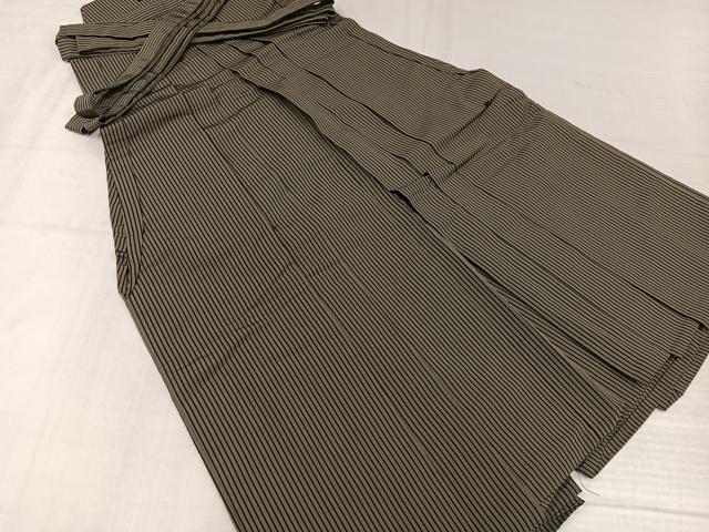 ■■■　サイズ　■■■ 紐下丈　約91cm ■■■　商品詳細　■■■ 【正絹】 状態は接写画像のように一の襞に薄い汚れがございますが その他特に目立ったシミ汚れなどもなく大変良い状態です。 大変上質な逸品になります。 お安く出品致しますので、是非この機会にいかがでしょうか？ ■■■　注意事項　■■■ ■モニター発色の具合により色合いが異なる場合がございます。 ■寸法は多少の誤差が生じる場合がございますのでご了承ください。 ■縫込みの長さが左右非対称の場合は短い部分を記載しております。 左右非対称であってもご返品・お値引き等の保証は出来かねますので、ご了承の上ご購入をお願い致します。 ■シミ等のチェックには注意を払っておりますが、見落としがある場合もございますし、個人の見解も様々ですので神経質な方のご購入はお控えください。 ■箪笥に入っておりました着物や帯なので畳みシワや匂いがあるものもございます。 ■お休みは基本的に土日祝となりますが、その他臨時でお休みする場合がございますのでご了承ください。 ■商品の発送は平日のみの発送となります。 ■夜間と土曜、日曜日はお問い合わせの回答が遅れる場合がございます。 ■当店では、お直し、紋入れ、お手入れ等は承っておりません。 ■生地の状態（ヤケ、経年劣化等）によってはサイズ直しが出来ない場合がございます。 その点もどうかご了承のうえ、ご購入をお願いいたします。 ■弊社で取り扱う商品は一点ものにつき、時期や在庫状況に応じて金額が変更となる場合がございます。 ■検針は行っておりません。予めご了承いただきますようお願いいたします。 ■【洗える着物】と記載のある商品におきましては、商品お届け後に洗濯を行ってしまってからのご返品にはご対応しかねます。 念の為、専門店でのお手入れをお願いいたします。 ■写真に写っている物が全てになります。それ以外の付属品はございませんのでご了承ください。 ■状態に関する写真につきましては、掲載可能な写真枚数に限りがあるため、各箇所につき1枚参考画像を掲載しております。 ■着物のサイズ目安は下記を参考ください↓ ＜女性着物＞　お端折り次第で＋5cm　−1cmが着用可能サイズ 　例）身丈170cmの場合、身長160cm〜175cm ＜男性着物＞　身丈＋約25cm〜27cm程が適応身長 　例）身丈155cmの場合、身長180〜182cm