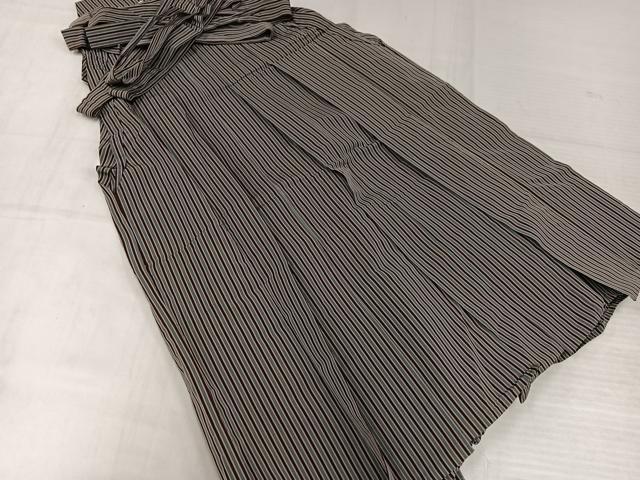■■■　サイズ　■■■ 紐下丈　約86cm ■■■　商品詳細　■■■ 【正絹】 状態は接写画像のように一の襞・前紐に薄い汚れがございますが その他特に目立ったシミ汚れなどもなく大変良い状態です。 大変上質な逸品になります。 お安く出品致しますので、是非この機会にいかがでしょうか？ ■■■　注意事項　■■■ ■モニター発色の具合により色合いが異なる場合がございます。 ■寸法は多少の誤差が生じる場合がございますのでご了承ください。 ■縫込みの長さが左右非対称の場合は短い部分を記載しております。 左右非対称であってもご返品・お値引き等の保証は出来かねますので、ご了承の上ご購入をお願い致します。 ■シミ等のチェックには注意を払っておりますが、見落としがある場合もございますし、個人の見解も様々ですので神経質な方のご購入はお控えください。 ■箪笥に入っておりました着物や帯なので畳みシワや匂いがあるものもございます。 ■お休みは基本的に土日祝となりますが、その他臨時でお休みする場合がございますのでご了承ください。 ■商品の発送は平日のみの発送となります。 ■夜間と土曜、日曜日はお問い合わせの回答が遅れる場合がございます。 ■当店では、お直し、紋入れ、お手入れ等は承っておりません。 ■生地の状態（ヤケ、経年劣化等）によってはサイズ直しが出来ない場合がございます。 その点もどうかご了承のうえ、ご購入をお願いいたします。 ■弊社で取り扱う商品は一点ものにつき、時期や在庫状況に応じて金額が変更となる場合がございます。 ■検針は行っておりません。予めご了承いただきますようお願いいたします。 ■【洗える着物】と記載のある商品におきましては、商品お届け後に洗濯を行ってしまってからのご返品にはご対応しかねます。 念の為、専門店でのお手入れをお願いいたします。 ■写真に写っている物が全てになります。それ以外の付属品はございませんのでご了承ください。 ■状態に関する写真につきましては、掲載可能な写真枚数に限りがあるため、各箇所につき1枚参考画像を掲載しております。 ■着物のサイズ目安は下記を参考ください↓ ＜女性着物＞　お端折り次第で＋5cm　−1cmが着用可能サイズ 　例）身丈170cmの場合、身長160cm〜175cm ＜男性着物＞　身丈＋約25cm〜27cm程が適応身長 　例）身丈155cmの場合、身長180〜182cm