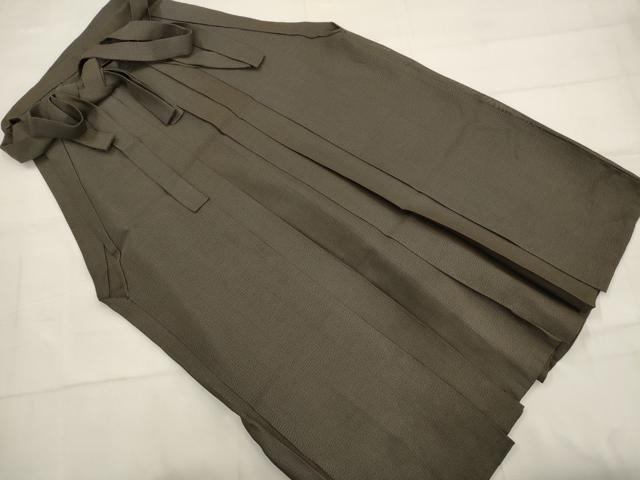■■■　サイズ　■■■ 紐下丈　約87.5cm ■■■　商品詳細　■■■ 【正絹】 状態は接写画像のように表地所々に薄い汚れがございます。 大変上質な逸品になりますのでぜひお手入れをされてお召しになられてはいかがでしょうか。 お安く出品致しますので、是非この機会にいかがでしょうか？ ■■■　注意事項　■■■ ■モニター発色の具合により色合いが異なる場合がございます。 ■寸法は多少の誤差が生じる場合がございますのでご了承ください。 ■縫込みの長さが左右非対称の場合は短い部分を記載しております。 左右非対称であってもご返品・お値引き等の保証は出来かねますので、ご了承の上ご購入をお願い致します。 ■シミ等のチェックには注意を払っておりますが、見落としがある場合もございますし、個人の見解も様々ですので神経質な方のご購入はお控えください。 ■箪笥に入っておりました着物や帯なので畳みシワや匂いがあるものもございます。 ■お休みは基本的に土日祝となりますが、その他臨時でお休みする場合がございますのでご了承ください。 ■商品の発送は平日のみの発送となります。 ■夜間と土曜、日曜日はお問い合わせの回答が遅れる場合がございます。 ■当店では、お直し、紋入れ、お手入れ等は承っておりません。 ■生地の状態（ヤケ、経年劣化等）によってはサイズ直しが出来ない場合がございます。 その点もどうかご了承のうえ、ご購入をお願いいたします。 ■弊社で取り扱う商品は一点ものにつき、時期や在庫状況に応じて金額が変更となる場合がございます。 ■検針は行っておりません。予めご了承いただきますようお願いいたします。 ■【洗える着物】と記載のある商品におきましては、商品お届け後に洗濯を行ってしまってからのご返品にはご対応しかねます。 念の為、専門店でのお手入れをお願いいたします。 ■写真に写っている物が全てになります。それ以外の付属品はございませんのでご了承ください。 ■状態に関する写真につきましては、掲載可能な写真枚数に限りがあるため、各箇所につき1枚参考画像を掲載しております。 ■着物のサイズ目安は下記を参考ください↓ ＜女性着物＞　お端折り次第で＋5cm　−1cmが着用可能サイズ 　例）身丈170cmの場合、身長160cm〜175cm ＜男性着物＞　身丈＋約25cm〜27cm程が適応身長 　例）身丈155cmの場合、身長180〜182cm
