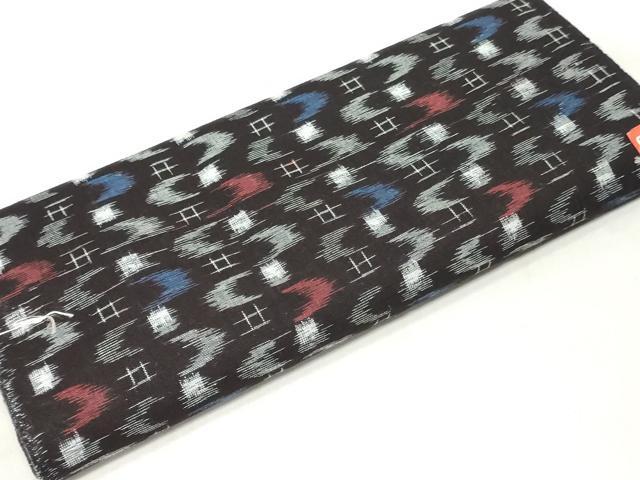 ■■■　サイズ　■■■ 長さ　　着尺分あり 幅　　　約36cm ■■■　商品詳細　■■■ 【綿・未使用】 状態は特に目立ったシミ汚れなどもなく大変良い状態です。 久留米絣(くるめかすり)は、日本三大絣の一つで 昭和51年には経済産業大臣指定伝統工芸品に指定された木綿を代表する織物です。 一口に絣と言っても製品になるまでの工程はくくり、染め、織りなど全30工程にも及びます。 また、「かすり」の語源は生地が織られる際に、 柄がかすれて見えることからその名が付いたと言われています。 久留米絣、最大の特徴はなんといっても経糸と緯糸を合わせて 複雑な柄を表現させる技術です。 かすりが持つ美しさや独特の風合いは熟練の職人の手によって生み出されます。 使用するほどに味が出て心地よくなる素材です。 大変上質な逸品になります。 お安く出品致しますので、是非この機会にいかがでしょうか？ ■■■　注意事項　■■■ ■モニター発色の具合により色合いが異なる場合がございます。 ■寸法は多少の誤差が生じる場合がございますのでご了承ください。 ■縫込みの長さが左右非対称の場合は短い部分を記載しております。 左右非対称であってもご返品・お値引き等の保証は出来かねますので、ご了承の上ご購入をお願い致します。 ■シミ等のチェックには注意を払っておりますが、見落としがある場合もございますし、個人の見解も様々ですので神経質な方のご購入はお控えください。 ■箪笥に入っておりました着物や帯なので畳みシワや匂いがあるものもございます。 ■お休みは基本的に土日祝となりますが、その他臨時でお休みする場合がございますのでご了承ください。 ■商品の発送は平日のみの発送となります。 ■夜間と土曜、日曜日はお問い合わせの回答が遅れる場合がございます。 ■当店では、お直し、紋入れ、お手入れ等は承っておりません。 ■生地の状態（ヤケ、経年劣化等）によってはサイズ直しが出来ない場合がございます。 その点もどうかご了承のうえ、ご購入をお願いいたします。 ■弊社で取り扱う商品は一点ものにつき、時期や在庫状況に応じて金額が変更となる場合がございます。 ■検針は行っておりません。予めご了承いただきますようお願いいたします。 ■【洗える着物】と記載のある商品におきましては、商品お届け後に洗濯を行ってしまってからのご返品にはご対応しかねます。 念の為、専門店でのお手入れをお願いいたします。 ■写真に写っている物が全てになります。それ以外の付属品はございませんのでご了承ください。 ■状態に関する写真につきましては、掲載可能な写真枚数に限りがあるため、各箇所につき1枚参考画像を掲載しております。 ■着物のサイズ目安は下記を参考ください↓ ＜女性着物＞　お端折り次第で＋5cm　−1cmが着用可能サイズ 　例）身丈170cmの場合、身長160cm〜175cm ＜男性着物＞　身丈＋約25cm〜27cm程が適応身長 　例）身丈155cmの場合、身長180〜182cm