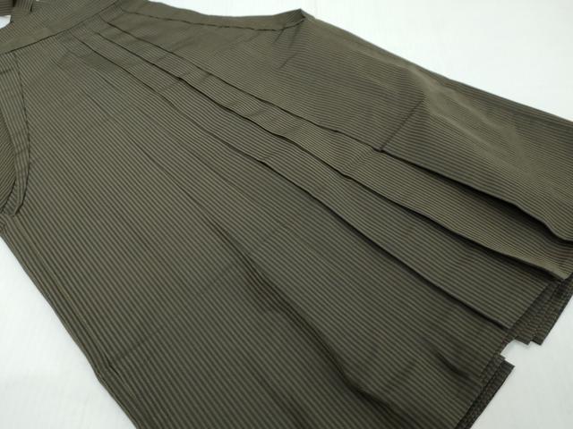 ■■■　サイズ　■■■ 紐下丈　約84.5cm ■■■　商品詳細　■■■ 【正絹】 状態は接写画像のように三のひだ・裏地に薄い汚れがございますが その他特に目立ったシミ汚れなどもなく大変良い状態です。 大変上質な逸品になります。 お安く出品致しますので、是非この機会にいかがでしょうか？ ■■■　注意事項　■■■ ■モニター発色の具合により色合いが異なる場合がございます。 ■寸法は多少の誤差が生じる場合がございますのでご了承ください。 ■縫込みの長さが左右非対称の場合は短い部分を記載しております。 左右非対称であってもご返品・お値引き等の保証は出来かねますので、ご了承の上ご購入をお願い致します。 ■シミ等のチェックには注意を払っておりますが、見落としがある場合もございますし、個人の見解も様々ですので神経質な方のご購入はお控えください。 ■箪笥に入っておりました着物や帯なので畳みシワや匂いがあるものもございます。 ■お休みは基本的に土日祝となりますが、その他臨時でお休みする場合がございますのでご了承ください。 ■商品の発送は平日のみの発送となります。 ■夜間と土曜、日曜日はお問い合わせの回答が遅れる場合がございます。 ■当店では、お直し、紋入れ、お手入れ等は承っておりません。 ■生地の状態（ヤケ、経年劣化等）によってはサイズ直しが出来ない場合がございます。 その点もどうかご了承のうえ、ご購入をお願いいたします。 ■弊社で取り扱う商品は一点ものにつき、時期や在庫状況に応じて金額が変更となる場合がございます。 ■検針は行っておりません。予めご了承いただきますようお願いいたします。 ■【洗える着物】と記載のある商品におきましては、商品お届け後に洗濯を行ってしまってからのご返品にはご対応しかねます。 念の為、専門店でのお手入れをお願いいたします。 ■写真に写っている物が全てになります。それ以外の付属品はございませんのでご了承ください。 ■状態に関する写真につきましては、掲載可能な写真枚数に限りがあるため、各箇所につき1枚参考画像を掲載しております。 ■着物のサイズ目安は下記を参考ください↓ ＜女性着物＞　お端折り次第で＋5cm　−1cmが着用可能サイズ 　例）身丈170cmの場合、身長160cm〜175cm ＜男性着物＞　身丈＋約25cm〜27cm程が適応身長 　例）身丈155cmの場合、身長180〜182cm