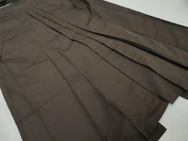 ■■■　サイズ　■■■ 紐下丈　約86cm ■■■　商品詳細　■■■ 【正絹】 状態は接写画像のように後ろ幅・一のひだ・三のひだに薄い汚れがございますが その他特に目立ったシミ汚れなどもなく大変良い状態です。 大変上質な逸品になります。 お安く出品致しますので、是非この機会にいかがでしょうか？ ■■■　注意事項　■■■ ■モニター発色の具合により色合いが異なる場合がございます。 ■寸法は多少の誤差が生じる場合がございますのでご了承ください。 ■縫込みの長さが左右非対称の場合は短い部分を記載しております。 左右非対称であってもご返品・お値引き等の保証は出来かねますので、ご了承の上ご購入をお願い致します。 ■シミ等のチェックには注意を払っておりますが、見落としがある場合もございますし、個人の見解も様々ですので神経質な方のご購入はお控えください。 ■箪笥に入っておりました着物や帯なので畳みシワや匂いがあるものもございます。 ■お休みは基本的に土日祝となりますが、その他臨時でお休みする場合がございますのでご了承ください。 ■商品の発送は平日のみの発送となります。 ■夜間と土曜、日曜日はお問い合わせの回答が遅れる場合がございます。 ■当店では、お直し、紋入れ、お手入れ等は承っておりません。 ■生地の状態（ヤケ、経年劣化等）によってはサイズ直しが出来ない場合がございます。 その点もどうかご了承のうえ、ご購入をお願いいたします。 ■弊社で取り扱う商品は一点ものにつき、時期や在庫状況に応じて金額が変更となる場合がございます。 ■検針は行っておりません。予めご了承いただきますようお願いいたします。 ■【洗える着物】と記載のある商品におきましては、商品お届け後に洗濯を行ってしまってからのご返品にはご対応しかねます。 念の為、専門店でのお手入れをお願いいたします。 ■写真に写っている物が全てになります。それ以外の付属品はございませんのでご了承ください。 ■状態に関する写真につきましては、掲載可能な写真枚数に限りがあるため、各箇所につき1枚参考画像を掲載しております。 ■着物のサイズ目安は下記を参考ください↓ ＜女性着物＞　お端折り次第で＋5cm　−1cmが着用可能サイズ 　例）身丈170cmの場合、身長160cm〜175cm ＜男性着物＞　身丈＋約25cm〜27cm程が適応身長 　例）身丈155cmの場合、身長180〜182cm